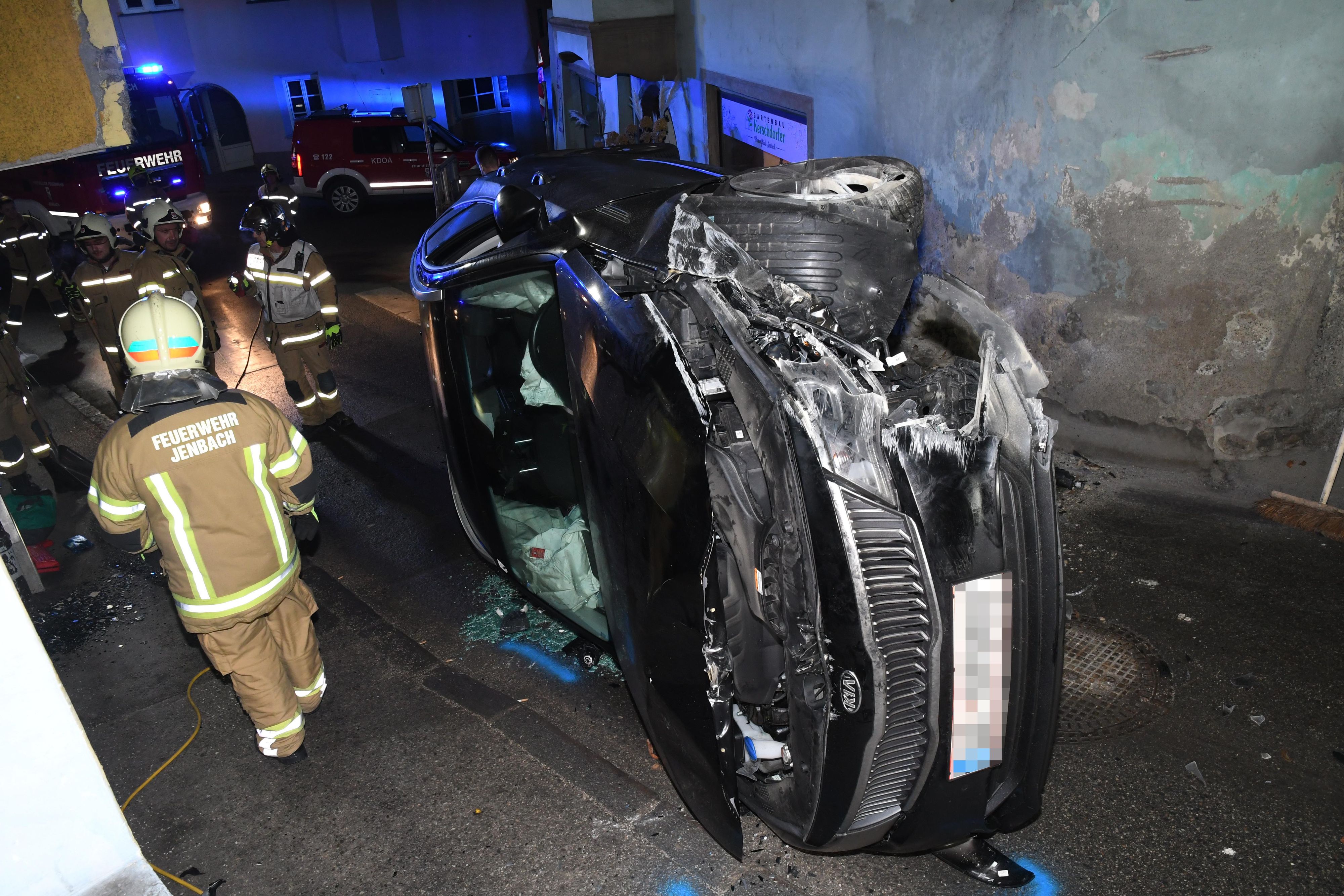 Jenbach-Verkehrsunfall in der Achenseestrasse-Fotocredit: ZOOM.TIROL 
