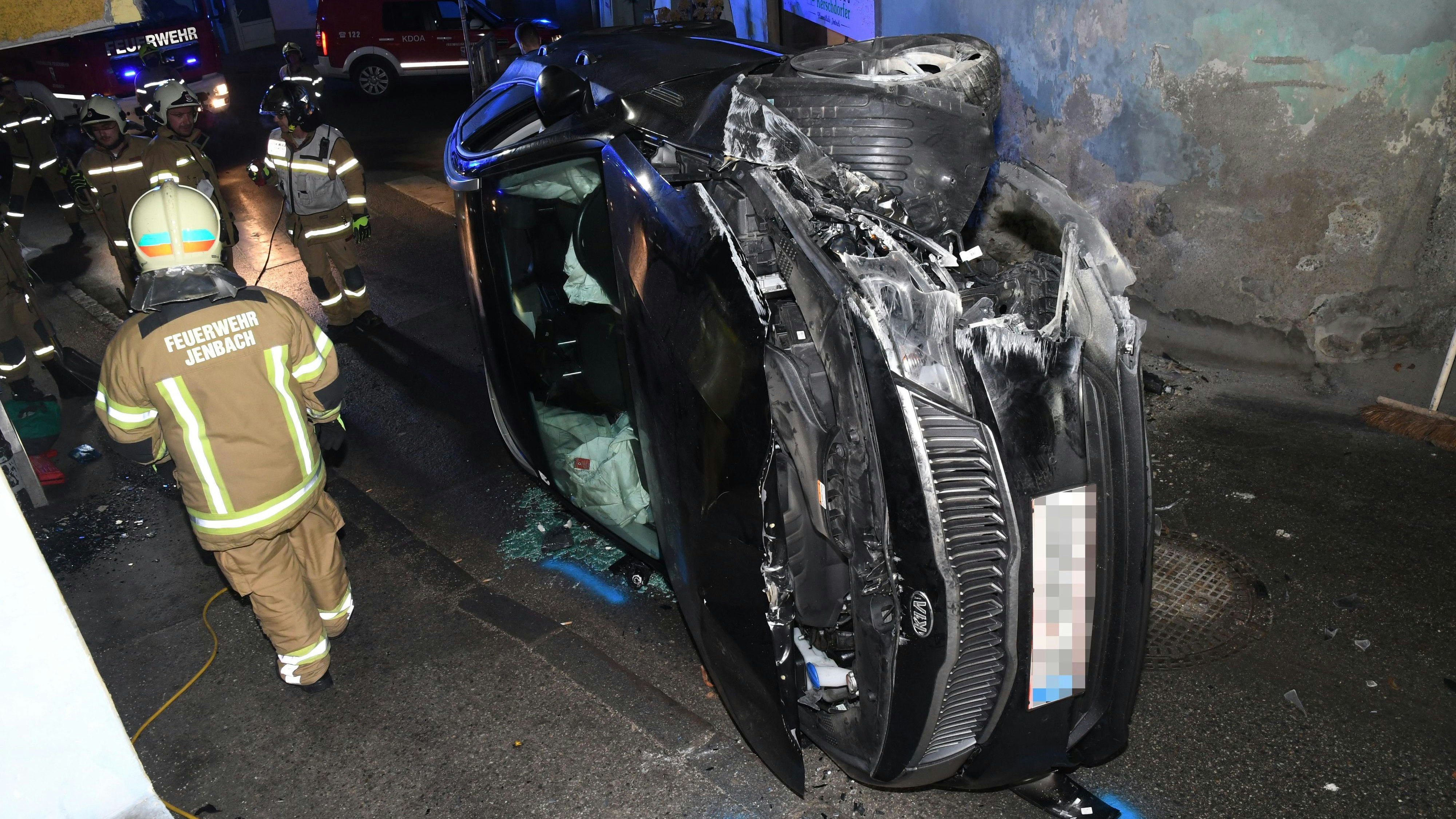 Jenbach-Verkehrsunfall in der Achenseestrasse-Fotocredit: ZOOM.TIROL 