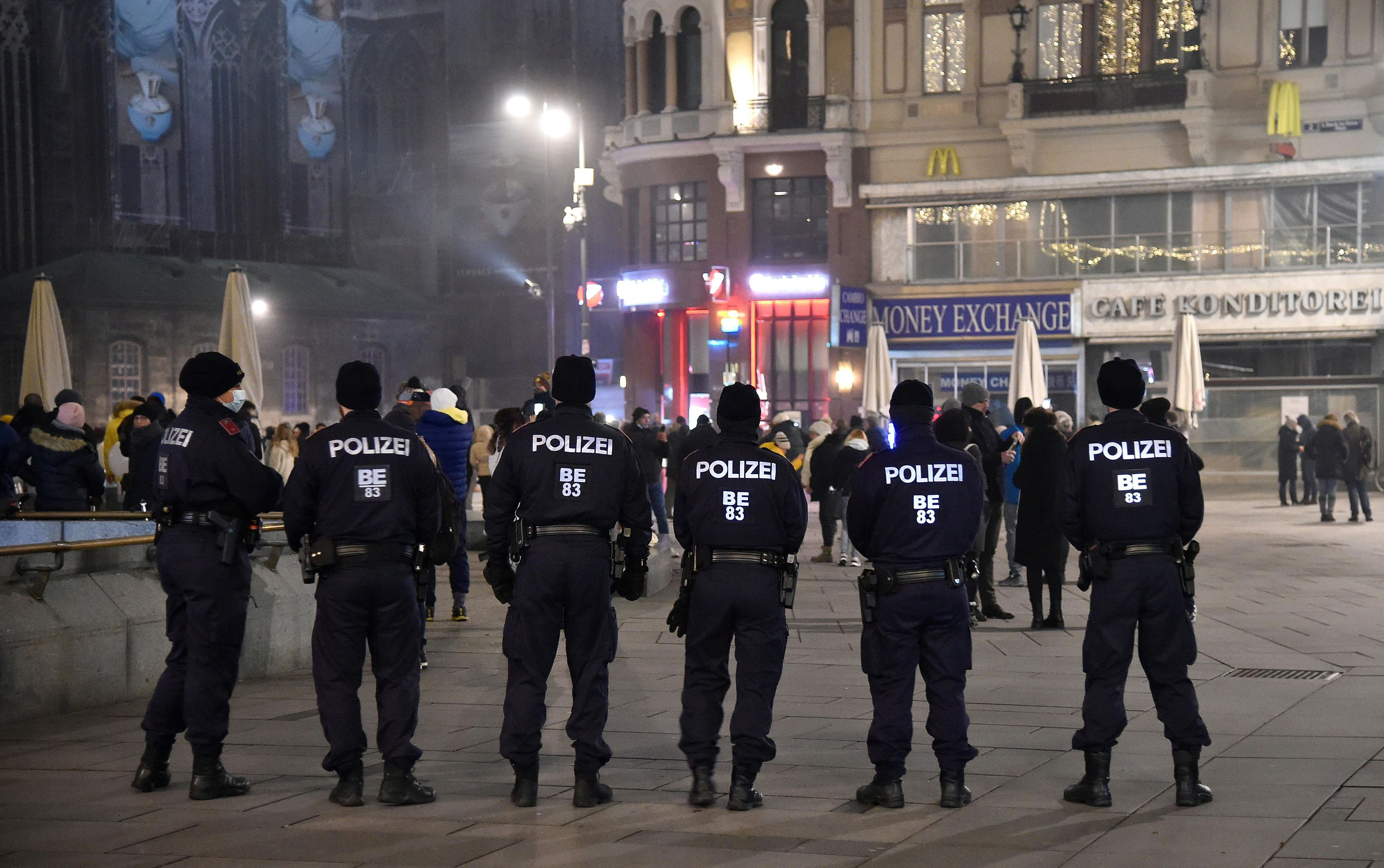 Ungeimpfte sind Silvester nicht mehr im Lockdown, doch für Geimpfte müssen um 22 Uhr die Bars schließen.