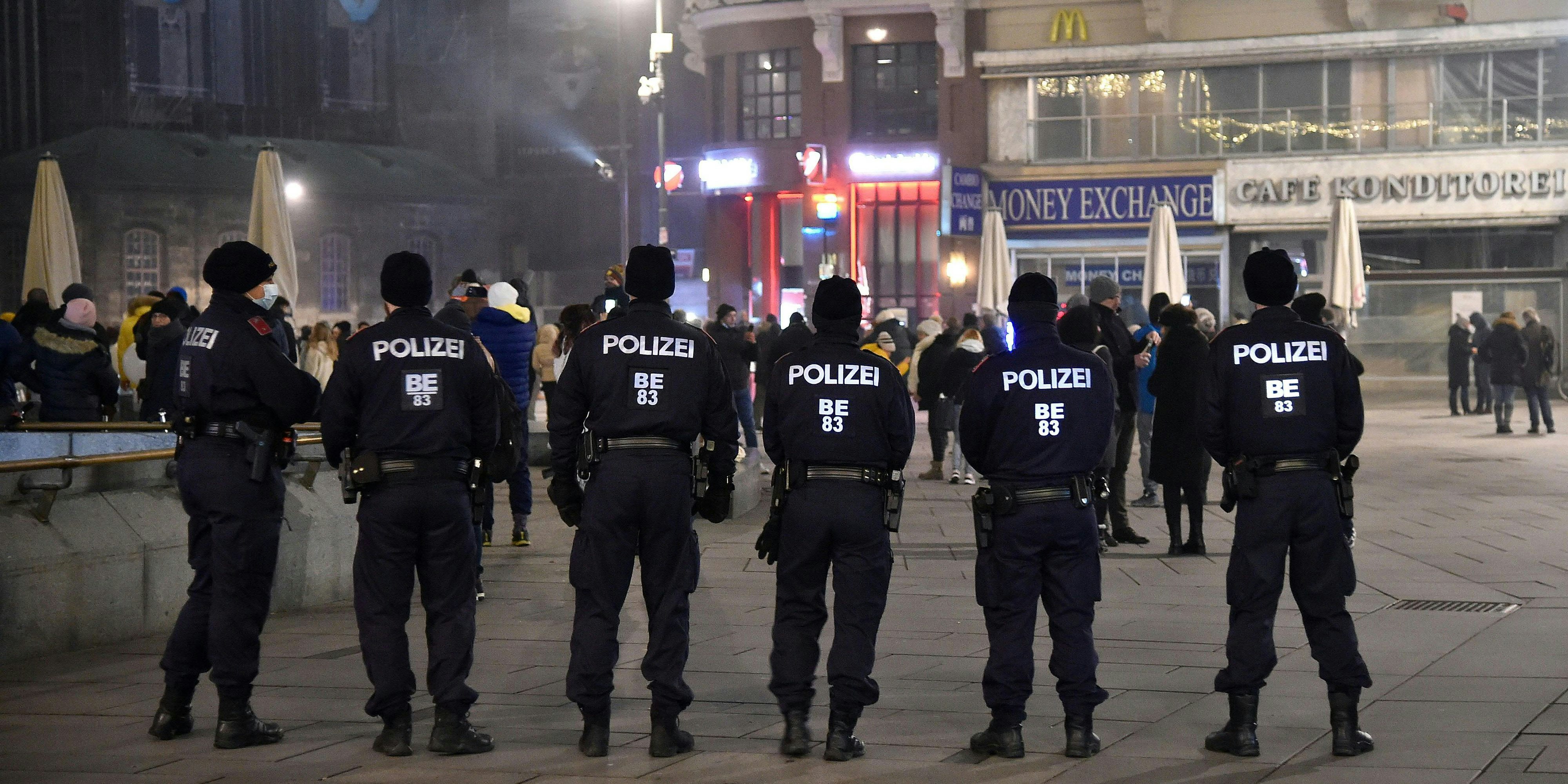 Ungeimpfte sind Silvester nicht mehr im Lockdown, doch für Geimpfte müssen um 22 Uhr die Bars schließen.