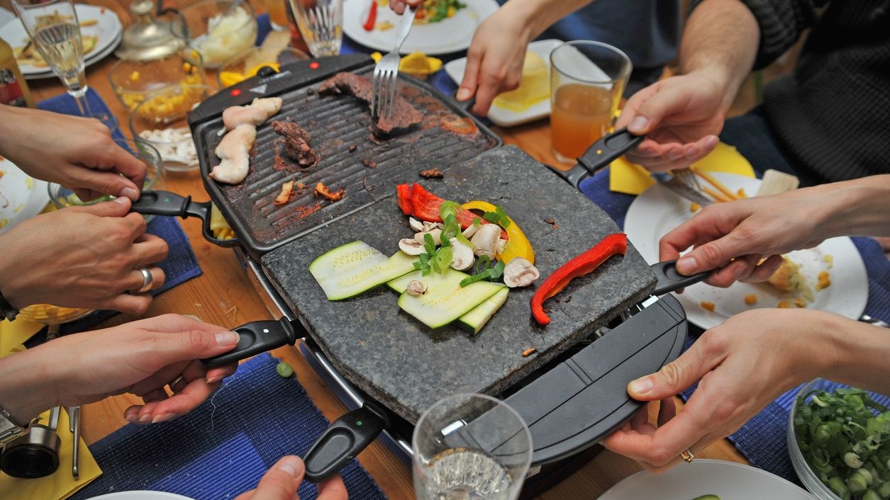 Raclette ist bei vielen Menschen zu Silvester äußerst beliebt.