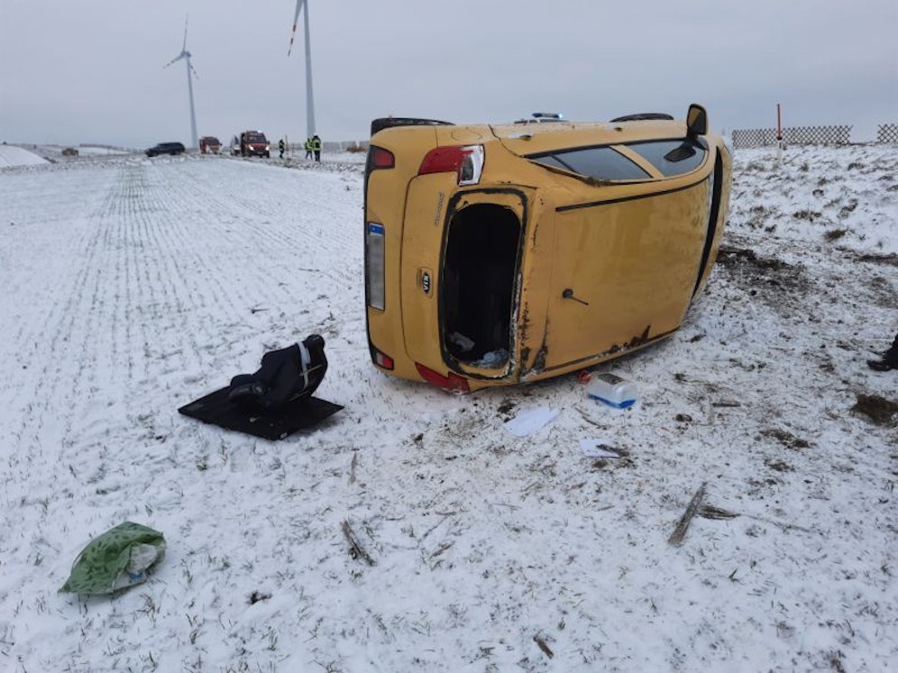 Das Auto blieb seitlich liegen.