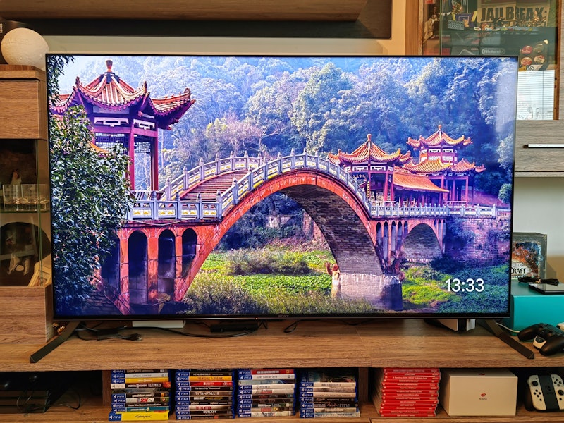 ...von einem schmalen Aluminium-Rahmen ummantelt. Die Auflösung beträgt 3.840 x 2.160 Pixel, damit positioniert sich der Bravia im absoluten Spitzenfeld der 4K-Geräte.&nbsp;