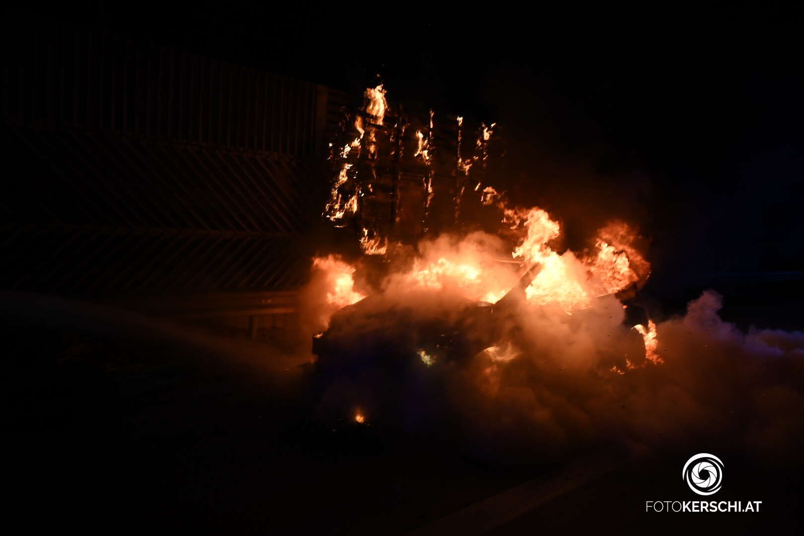 Das Auto brannte auf der Westautobahn vollständig aus.