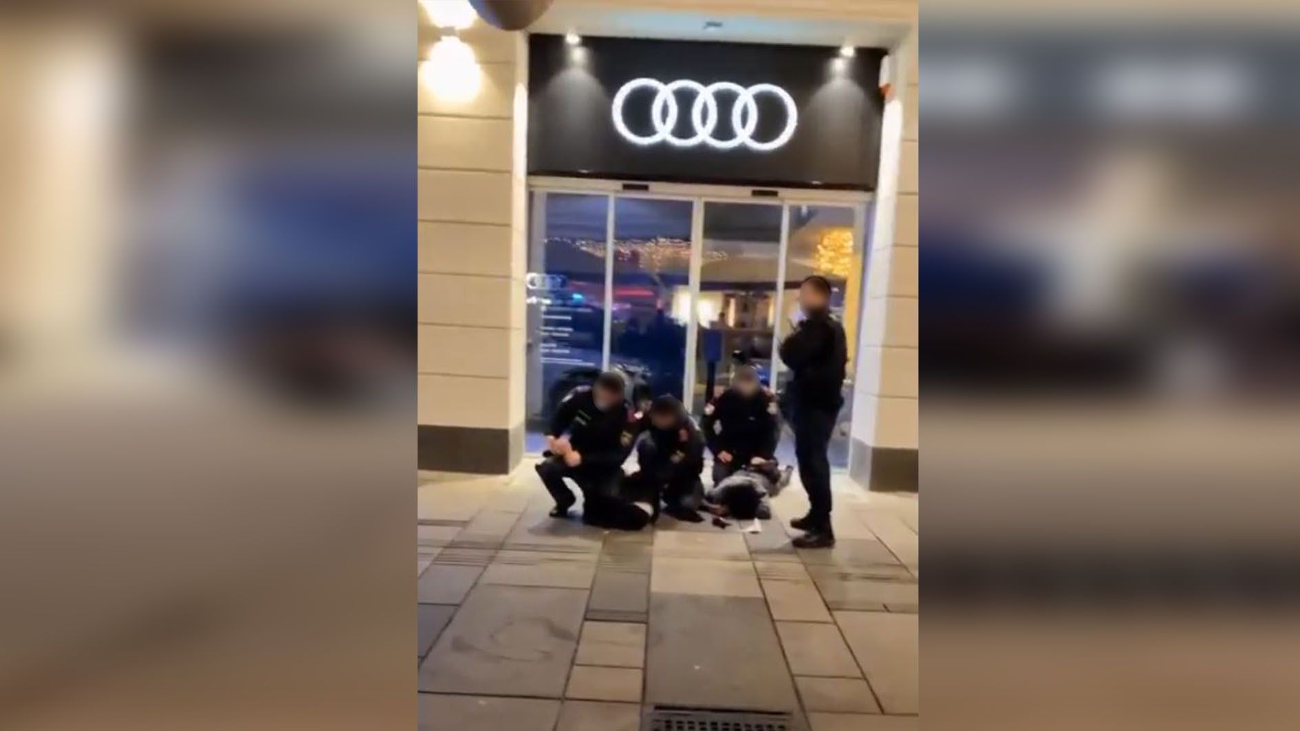 Die Polizeibeamten nahmen die beiden Jugendlichen fest