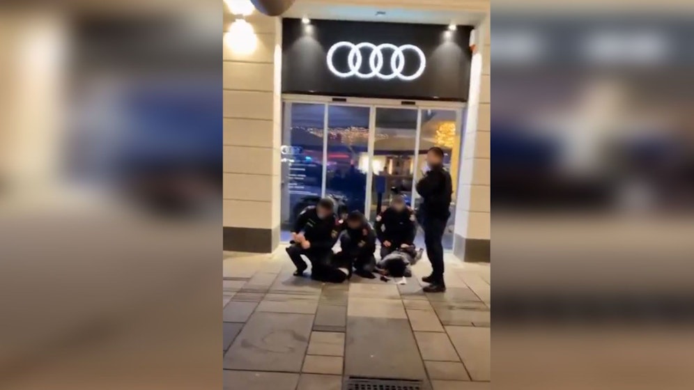 Die Polizeibeamten nahmen die beiden Jugendlichen fest