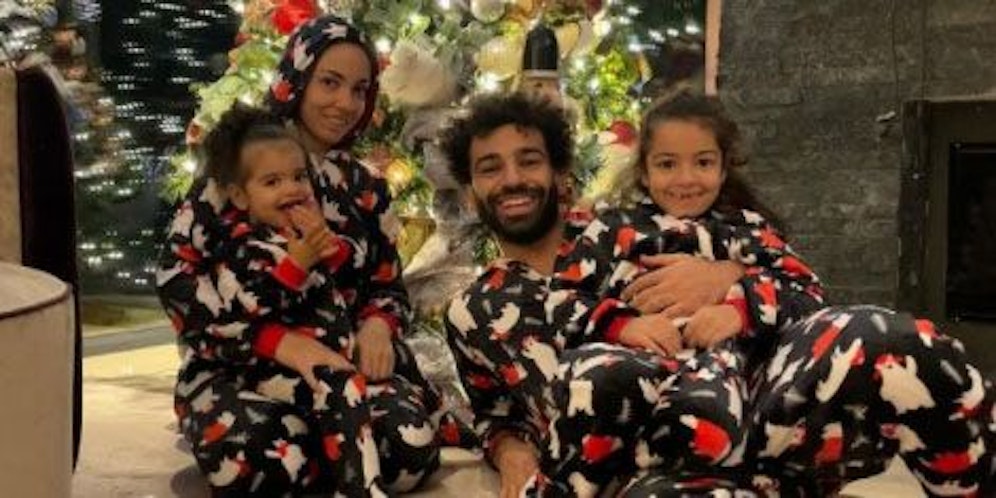 Mo Salah mit seiner Frau und den beiden Töchtern.