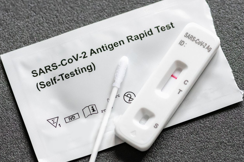 Schneller und auf mehrere Covid-Varianten ansprechend soll der neue Selbsttest sein. (Symbolbild)