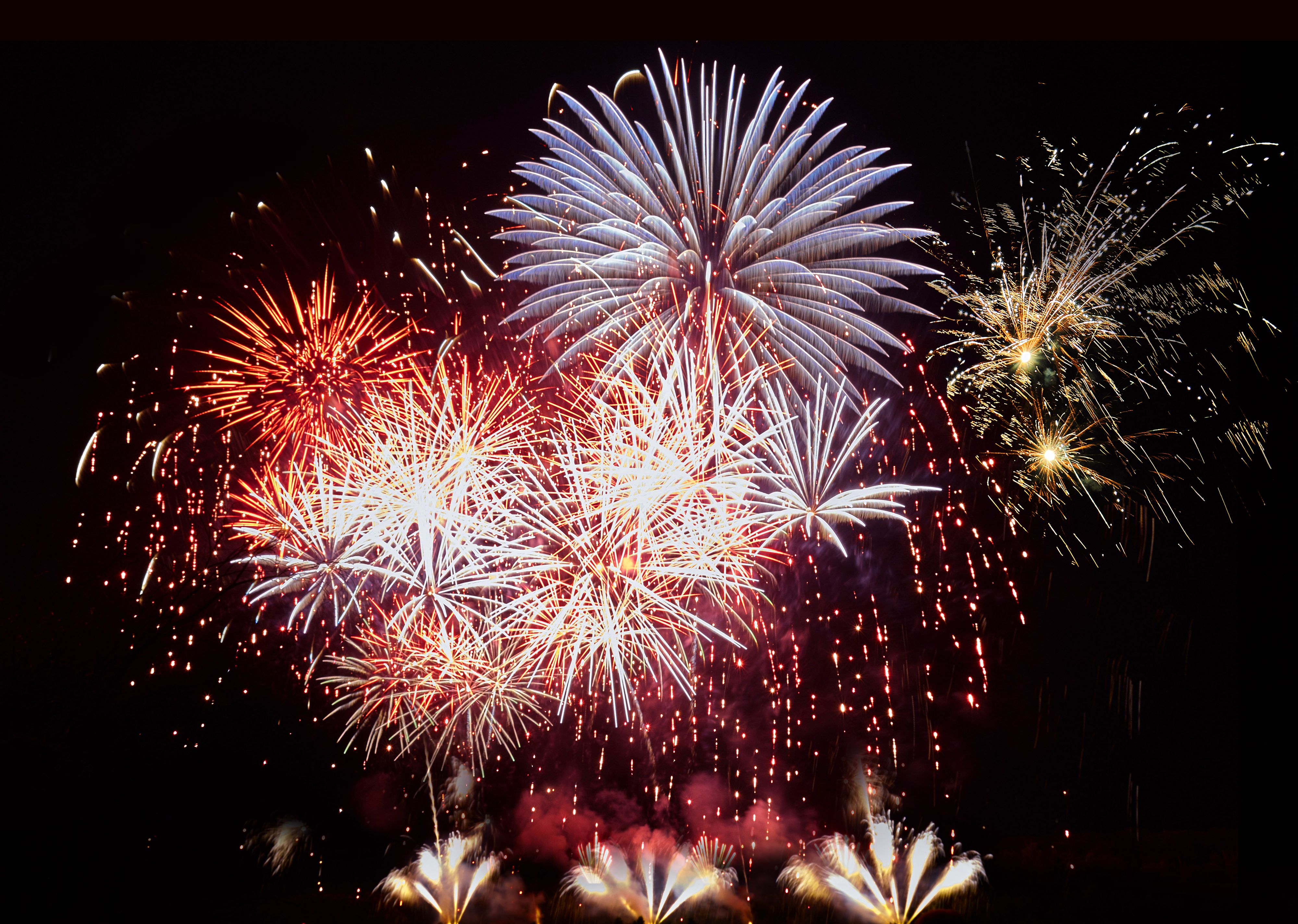 Download von www.picturedesk.com am 27.12.2021 (10:20).  Silvester-Feuerwerk, Silvesterfeuerwerk, Neues Jahr, Neujahr, 2022, Jahresende 2021, 2021/2022, Feuerwerk, Silvester feiern, Feier, Silvesterfeier, Jahresbeginn, Tradition, traditionell, Brauchtum, Brauch, Jahreswechsel, Jahresende, Neujahr, Neujahrsfeuerwerk, Knall, laut, explodieren, Explosion, Böller, Feuerwerkskörper, Feuerwerkskoerper, Feuerwerksraketen, Leuchtspur, Leuchtrakete, Leuchtraketen, Rakete, Rakten, Lichtspur, Lichter, Farben, bunt, färbig, farbige Lichtspuren, Feinstaub, Pyrotechnik, Nachtaufnahme - 20211217_PD2500 - Rechteinfo: Rights Managed (RM)