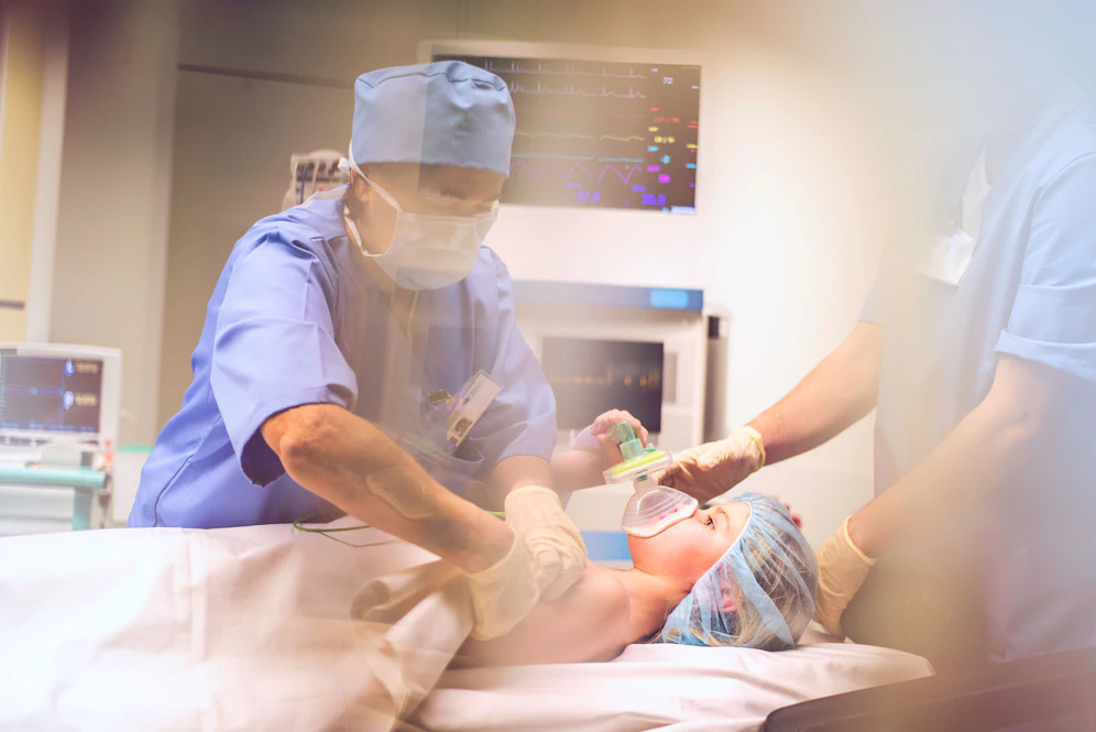 Immer öfter müssen auch Kinder in den Krankenhäusern wegen Corona behandelt werden. (Symbolbild)