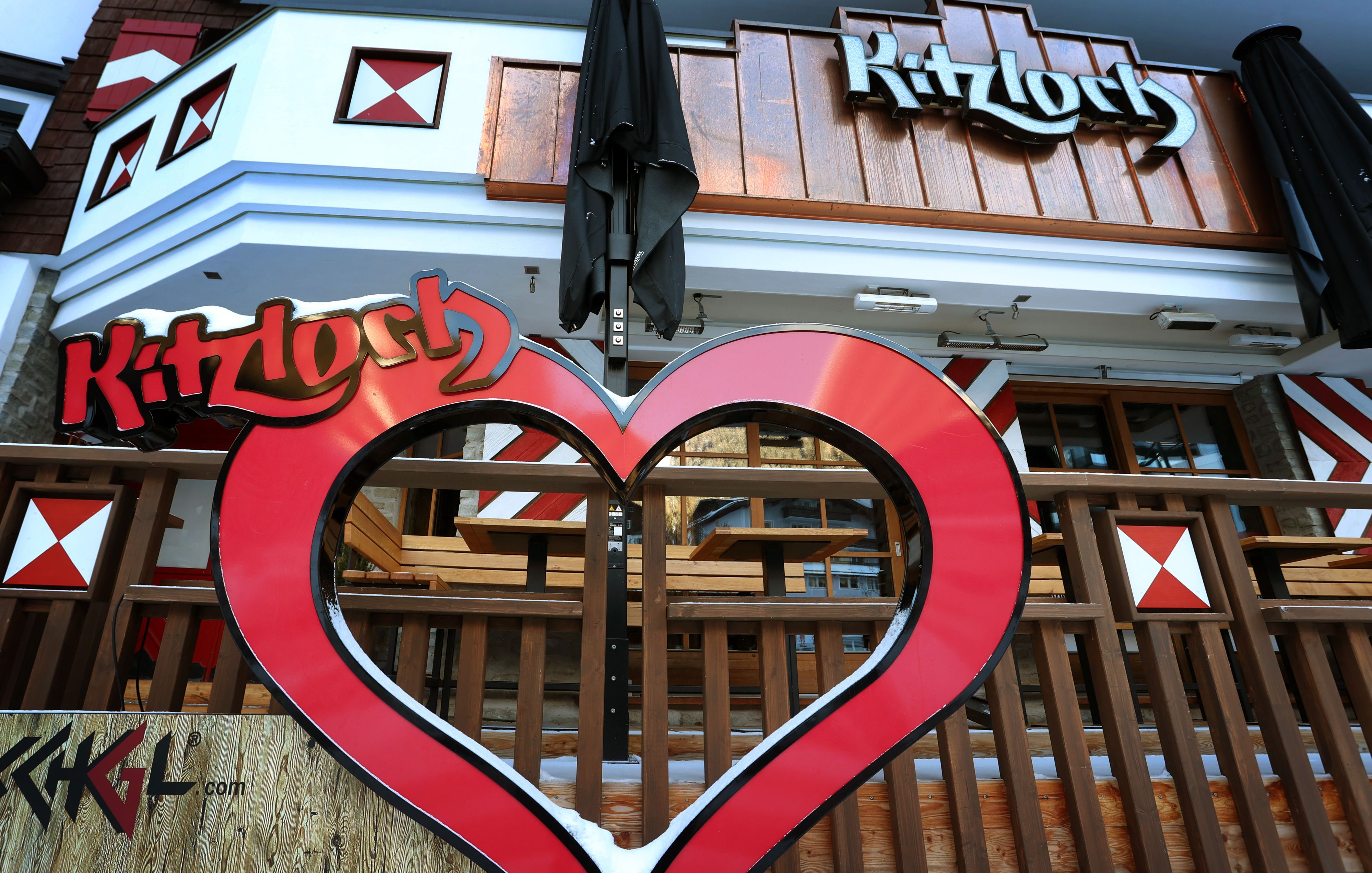 Download von www.picturedesk.com am 27.12.2021 (15:49).  03 December 2021, Austria, Ischgl: The closed Apres Ski Bar "Kitzloch". Until 13.12. the gastronomy businesses have to stay closed for the time being. On 03.12. Ischgl, during the lockdown in Austria, opens the ski season under 2G conditions. Photo: Karl-Josef Hildenbrand/dpa - 20211203_PD5264 - Rechteinfo: Rights Managed (RM)