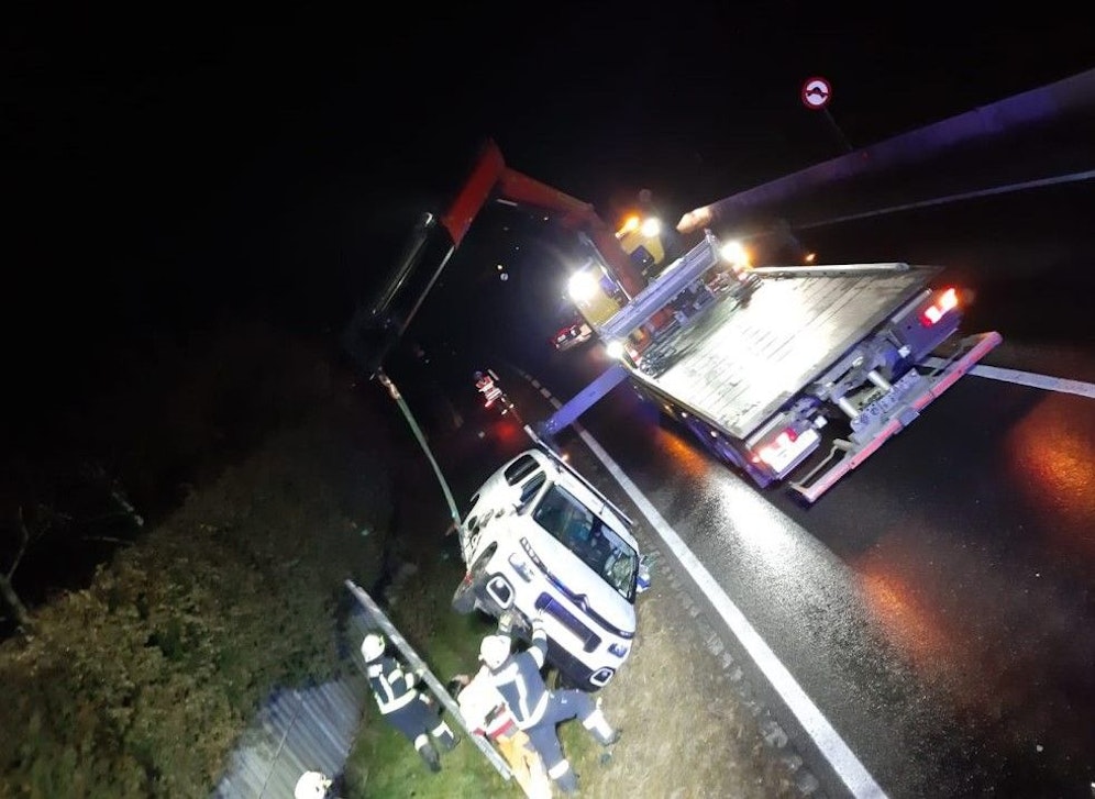 Der Lenker (43) rutschte am Glatteis weg, krachte in einen Zaun.