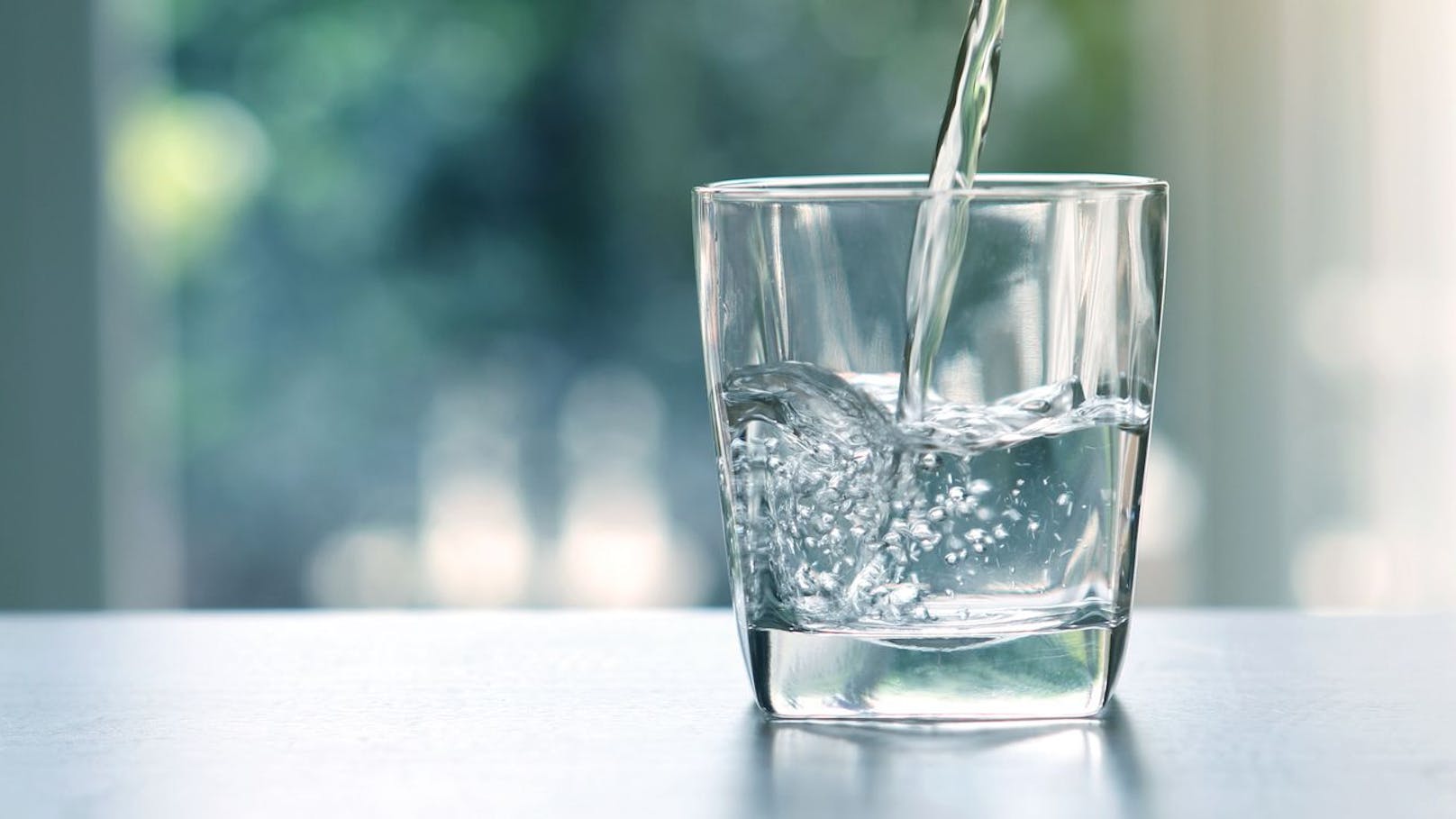 Lagern Sie Trinkwasser ein. 1,5 Liter pro Tag und Person.