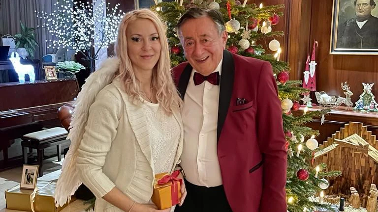 Am 24. Dezember kam "Bienchen" noch als Engel zum Weihnachtsfest in die Villa von Richard Lugner 