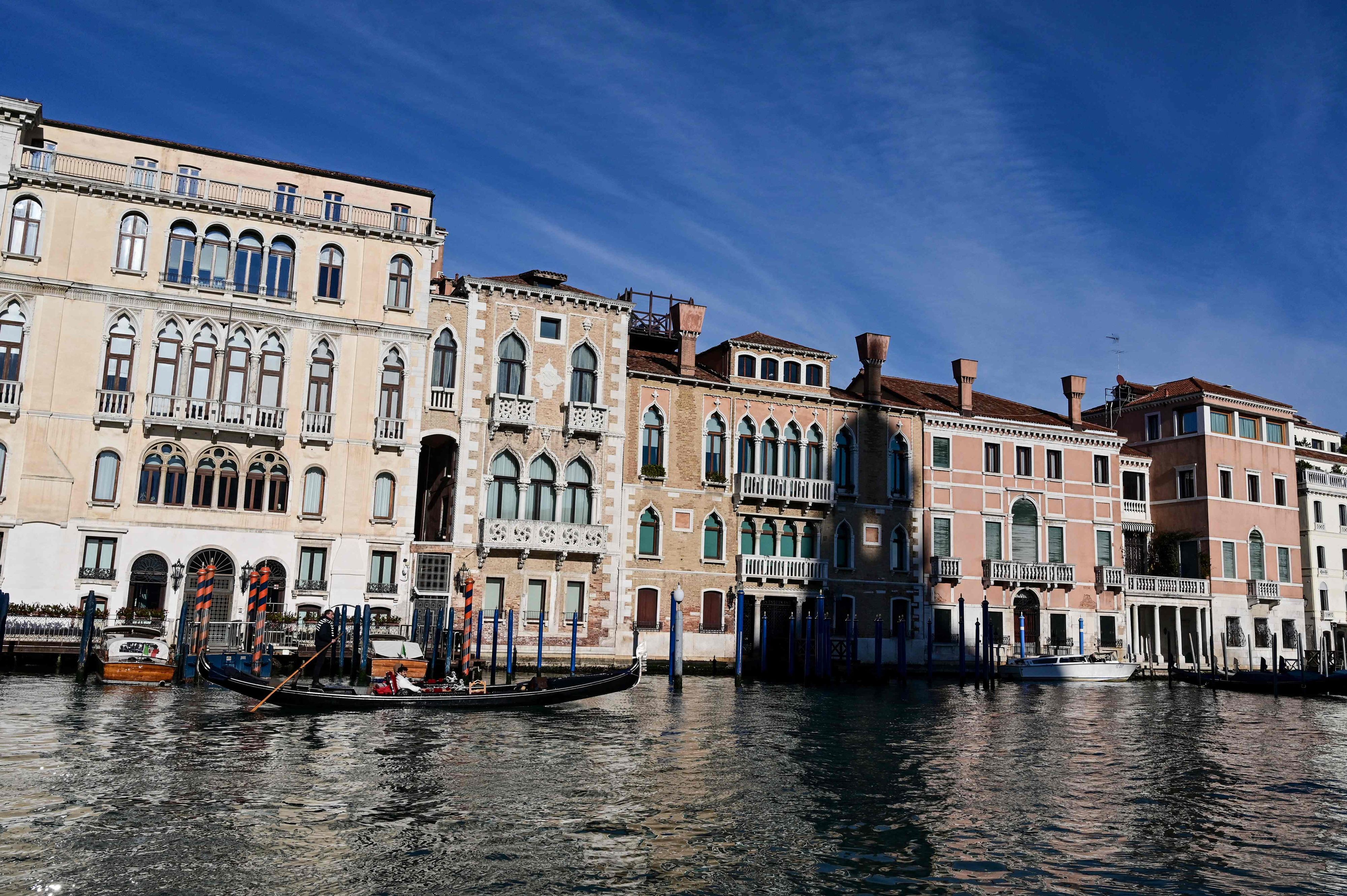 Download von www.picturedesk.com am 27.12.2021 (17:33).  A gondolier rows tourists in the Canal Grande in Venice on December 12, 2021. (Photo by Miguel MEDINA / AFP) (Photo by MIGUEL MEDINA / AFP) - 20211212_PD3966 - Rechteinfo: Rights Managed (RM) Nur für redaktionelle Nutzung! Werbliche Nutzung erfordert Freigabe: bitte schicken Sie uns eine Anfrage.