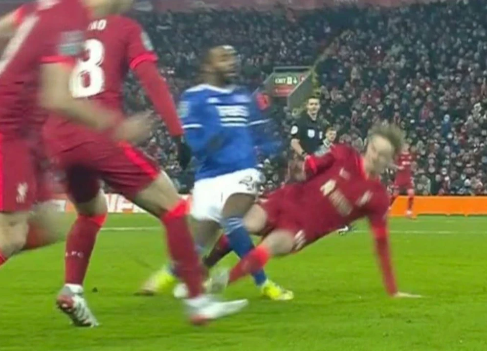 Morton grätscht Pereira nieder, sieht für dieses hässliche Tackling nur 