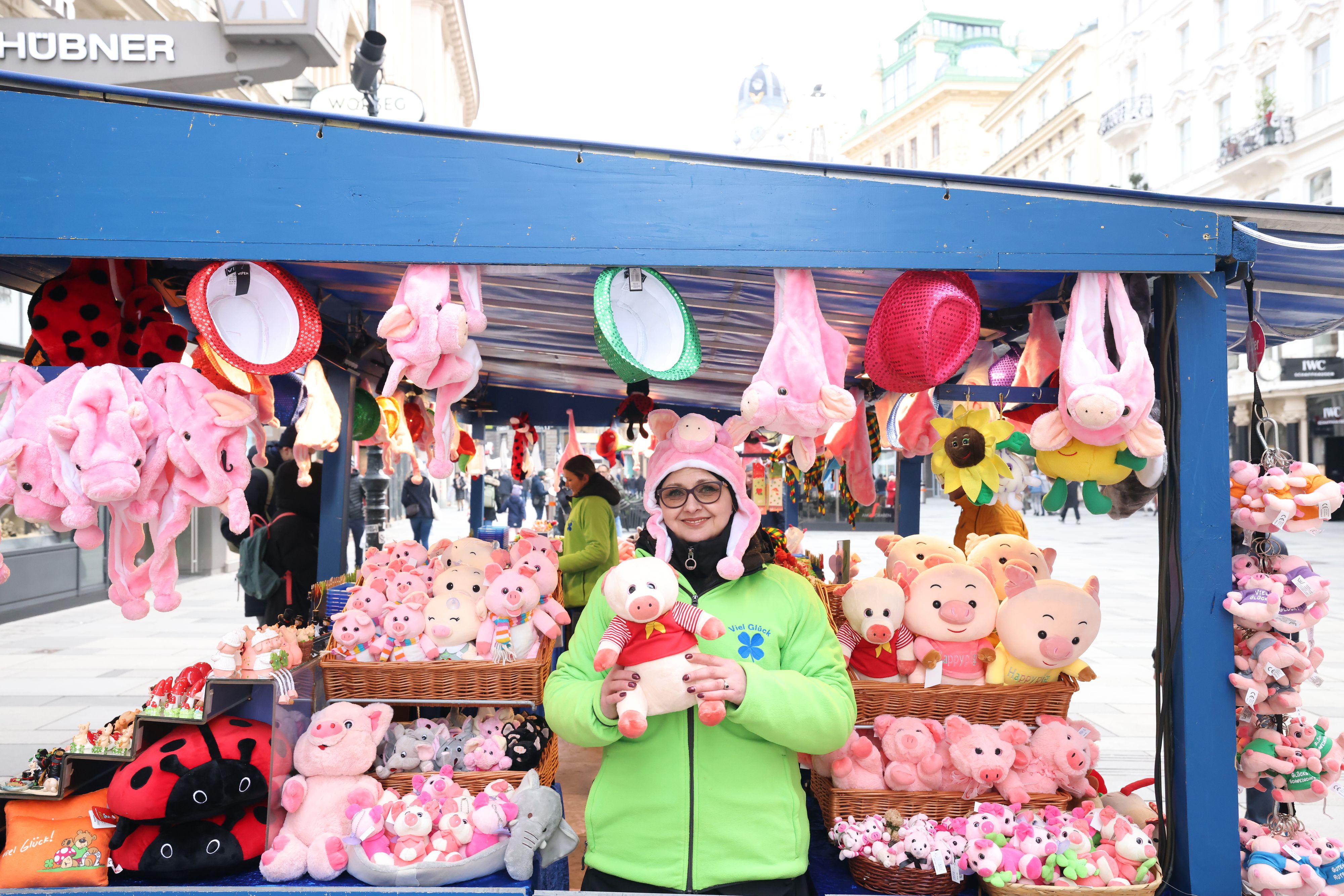 An die Wiener Silvesterstandl hat es Corona noch nicht geschafft. Statt Stoff-Virus gibt es im Stand von Lilia H. (52) am Graben dafür eine Vielzahl von Glück