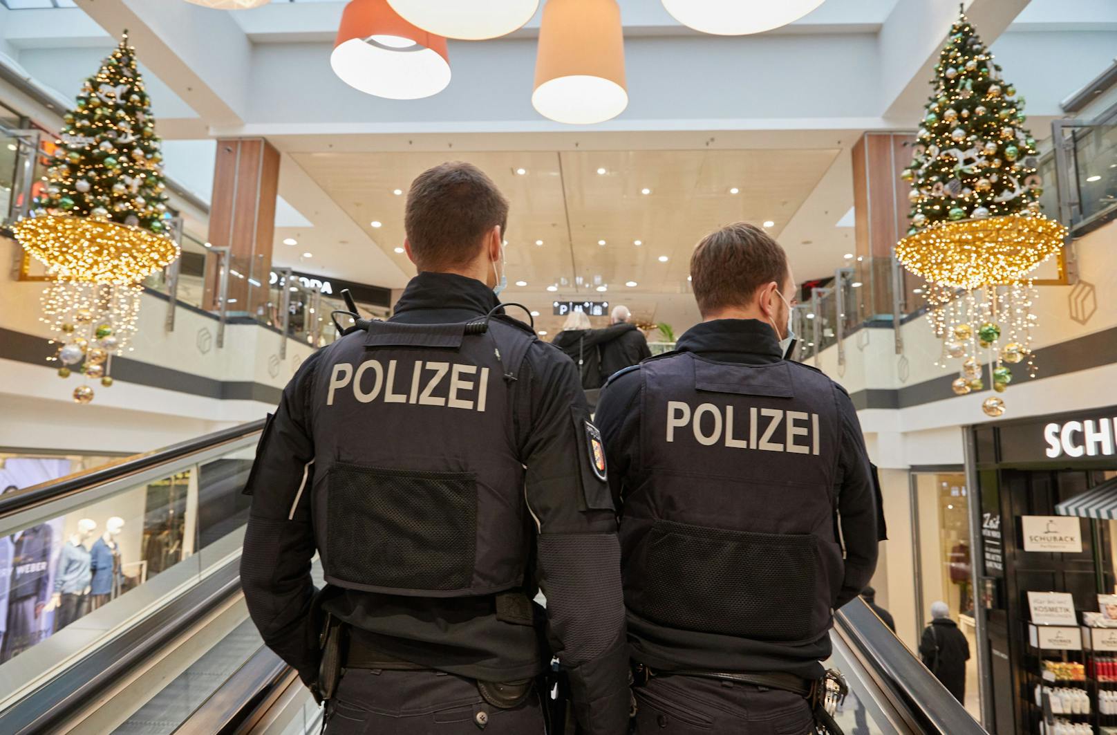 Die Freunde und Helfer in Uniform rückten noch am 24. Dezember zum Shopping-Einsatz aus und besorgten für sie die dringend nötigen Lebensmittel.