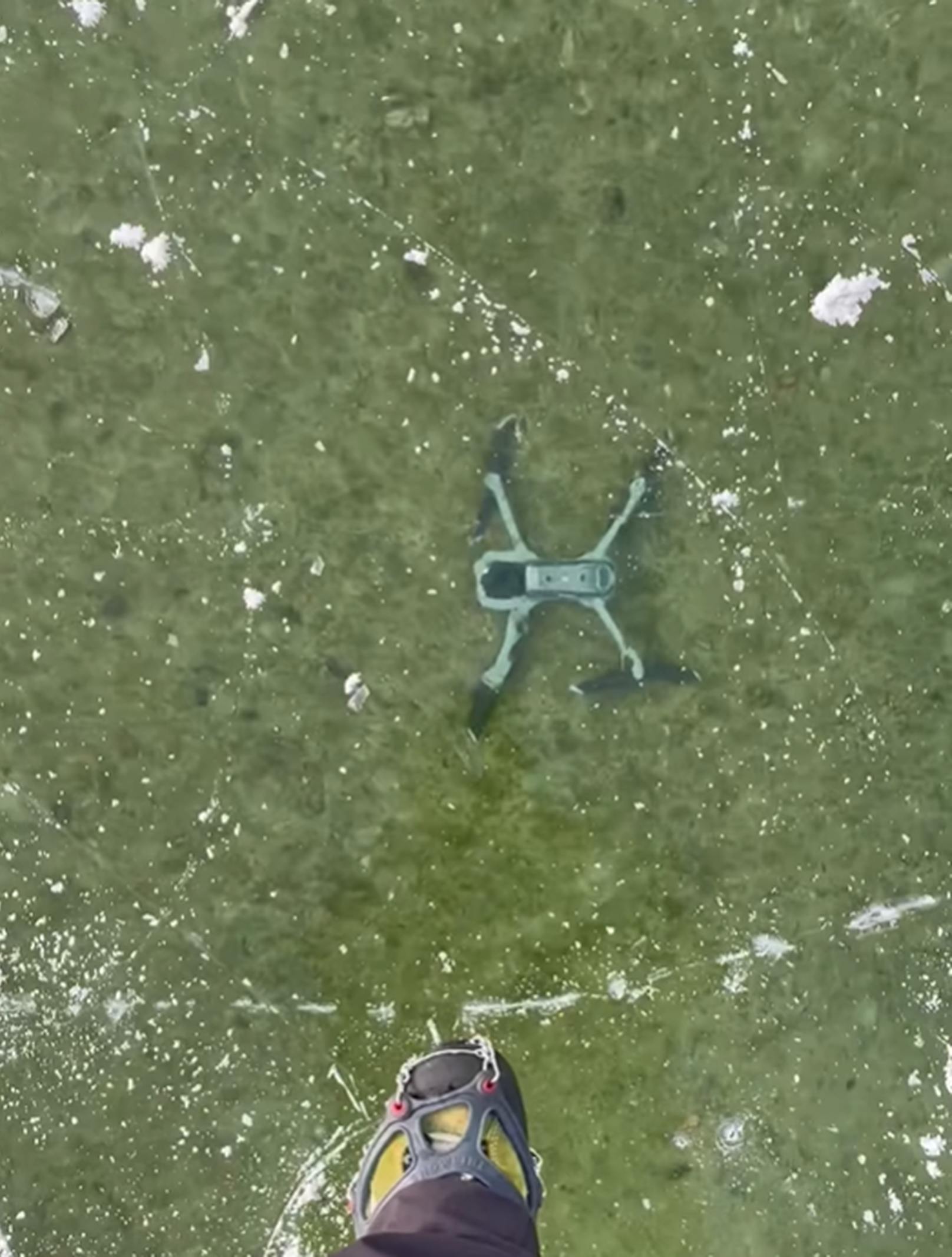 Eine Wanderin findet eine Drohne unter einer dick gefrorenen Eisschicht des Silsersees.