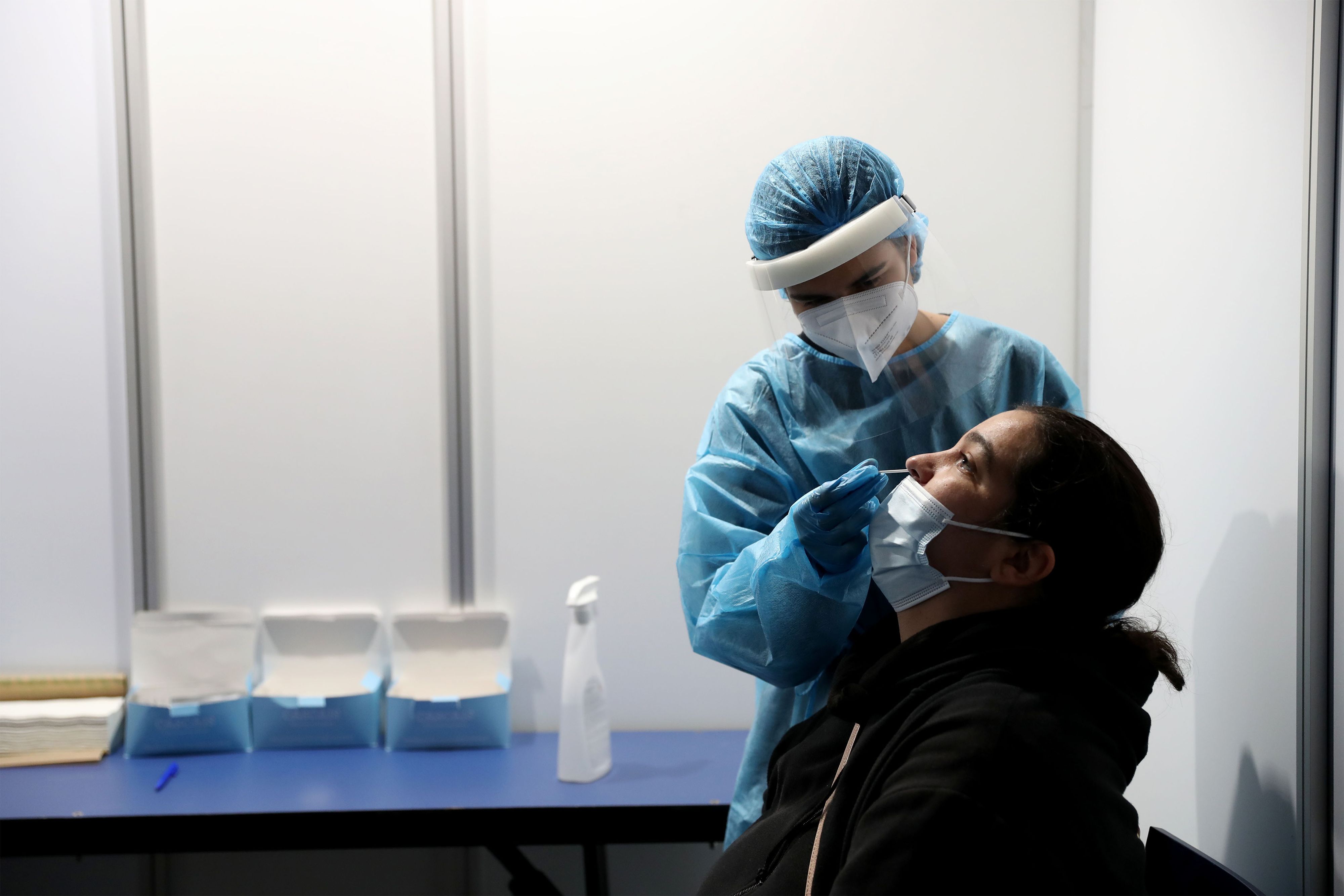 Download von www.picturedesk.com am 27.12.2021 (14:16).  (211223) -- LISBON, Dec. 23, 2021 (Xinhua) -- A health worker takes a swab sample from a woman at a COVID-19 testing center in Cascais, Portugal, Dec. 22, 2021. (Photo by Pedro Fiuza/Xinhua).Xinhua News Agency / eyevine :...http://. - 20211222_PD10539 - Rechteinfo: Rights Managed (RM)