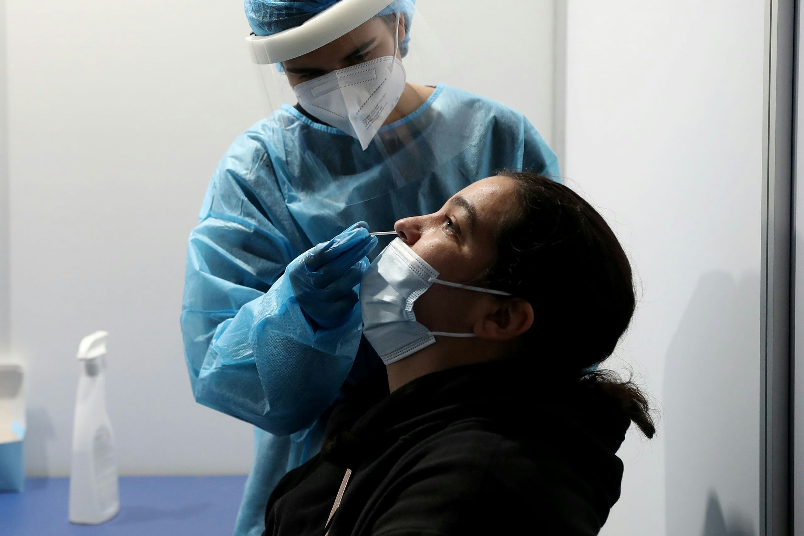 Download von www.picturedesk.com am 27.12.2021 (14:16).  (211223) -- LISBON, Dec. 23, 2021 (Xinhua) -- A health worker takes a swab sample from a woman at a COVID-19 testing center in Cascais, Portugal, Dec. 22, 2021. (Photo by Pedro Fiuza/Xinhua).Xinhua News Agency / eyevine :...http://. - 20211222_PD10539 - Rechteinfo: Rights Managed (RM)