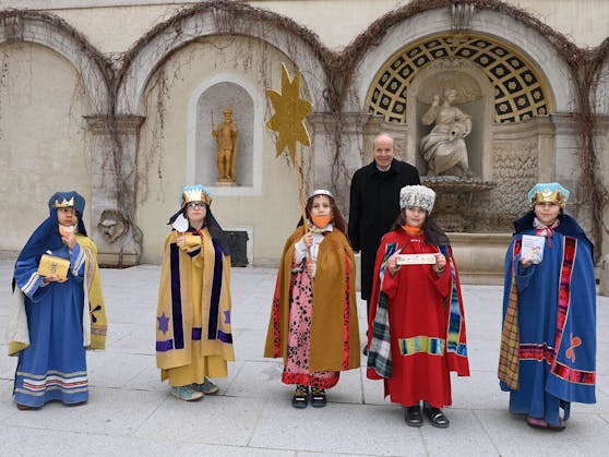 Die Sternsinger bringen bis 9. Jänner 2022 Segenswünsche an die Haustür. Bei der Aktion werden Spenden für indigene Völker und die Erhaltung ihres Lebensraums - den Regenwald.