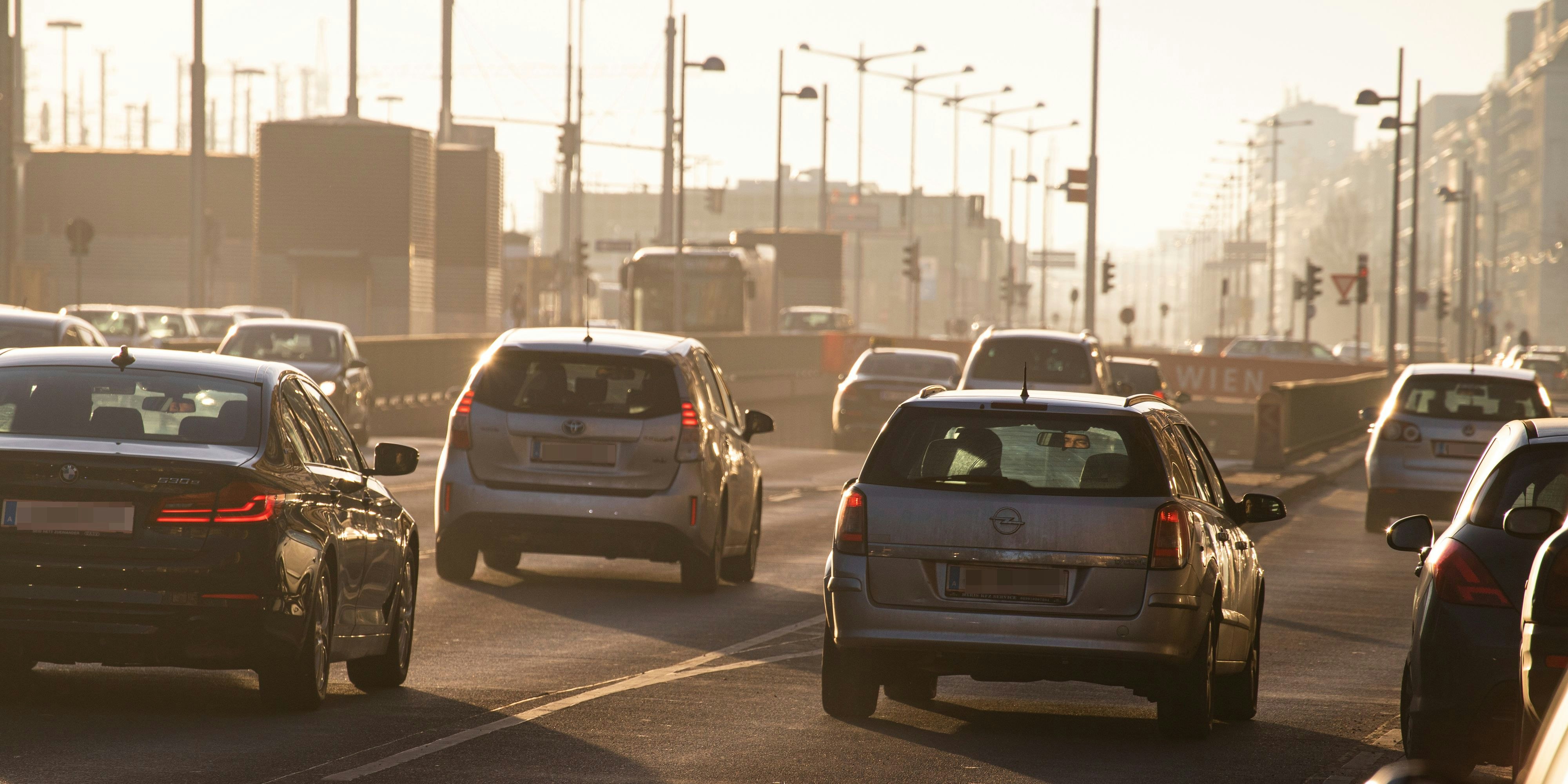 Für jeden, der kein Elektro-Fahrzeug hat, wird das Autofahren im kommenden Jahr empfindlich teurer.