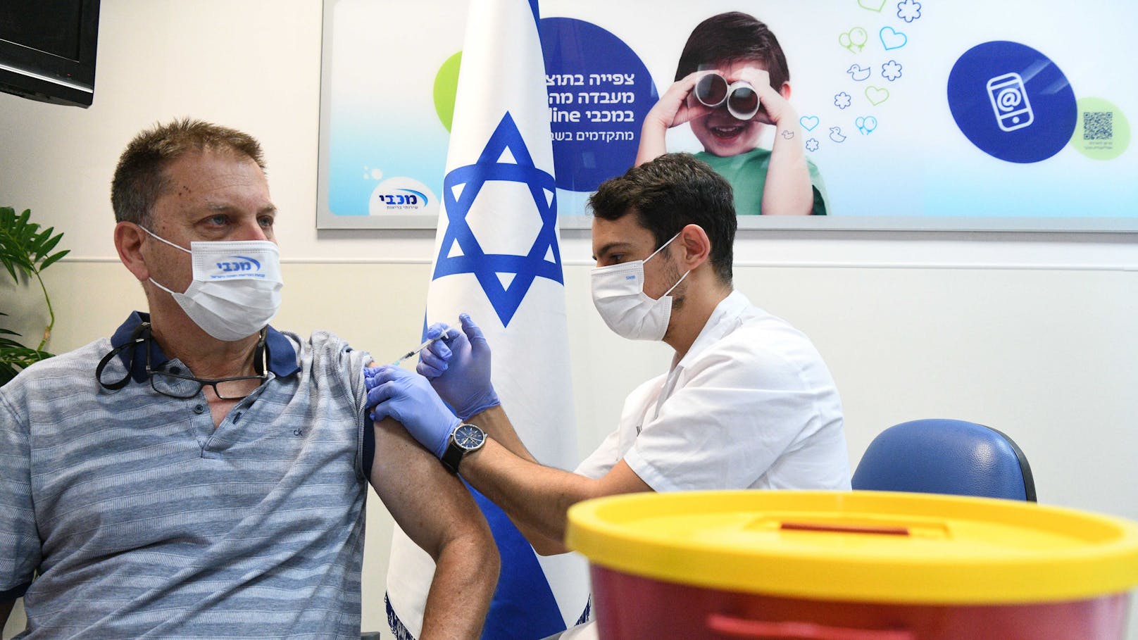Als vollständig geimpft gilt in Israel, wer in den vergangenen sechs Monaten seine zweite Impfung oder bereits die Booster-Impfung erhalten hat.