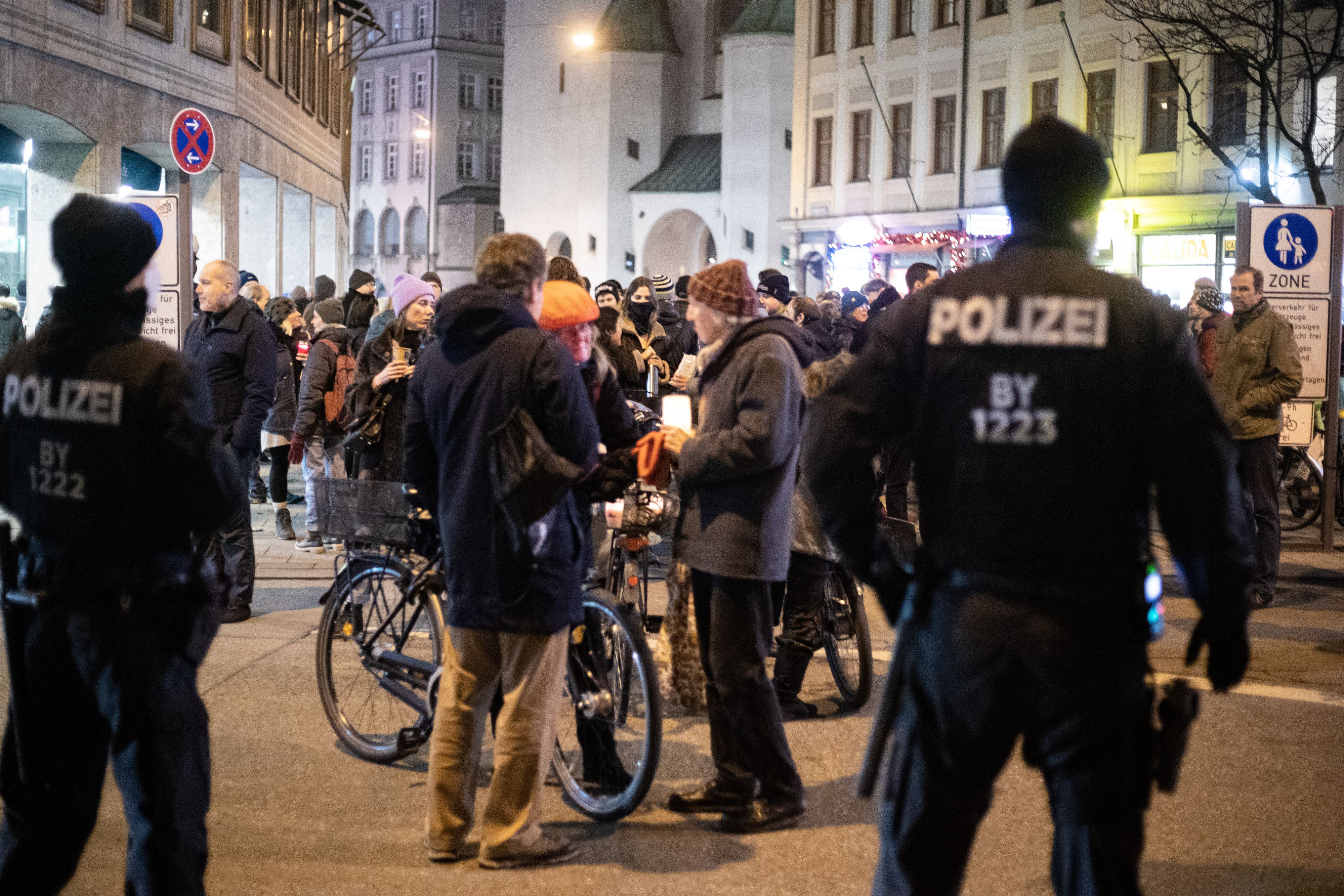 Querdenker-"Spaziergang" am Marienplatz in München am 27. Dezember 2021.