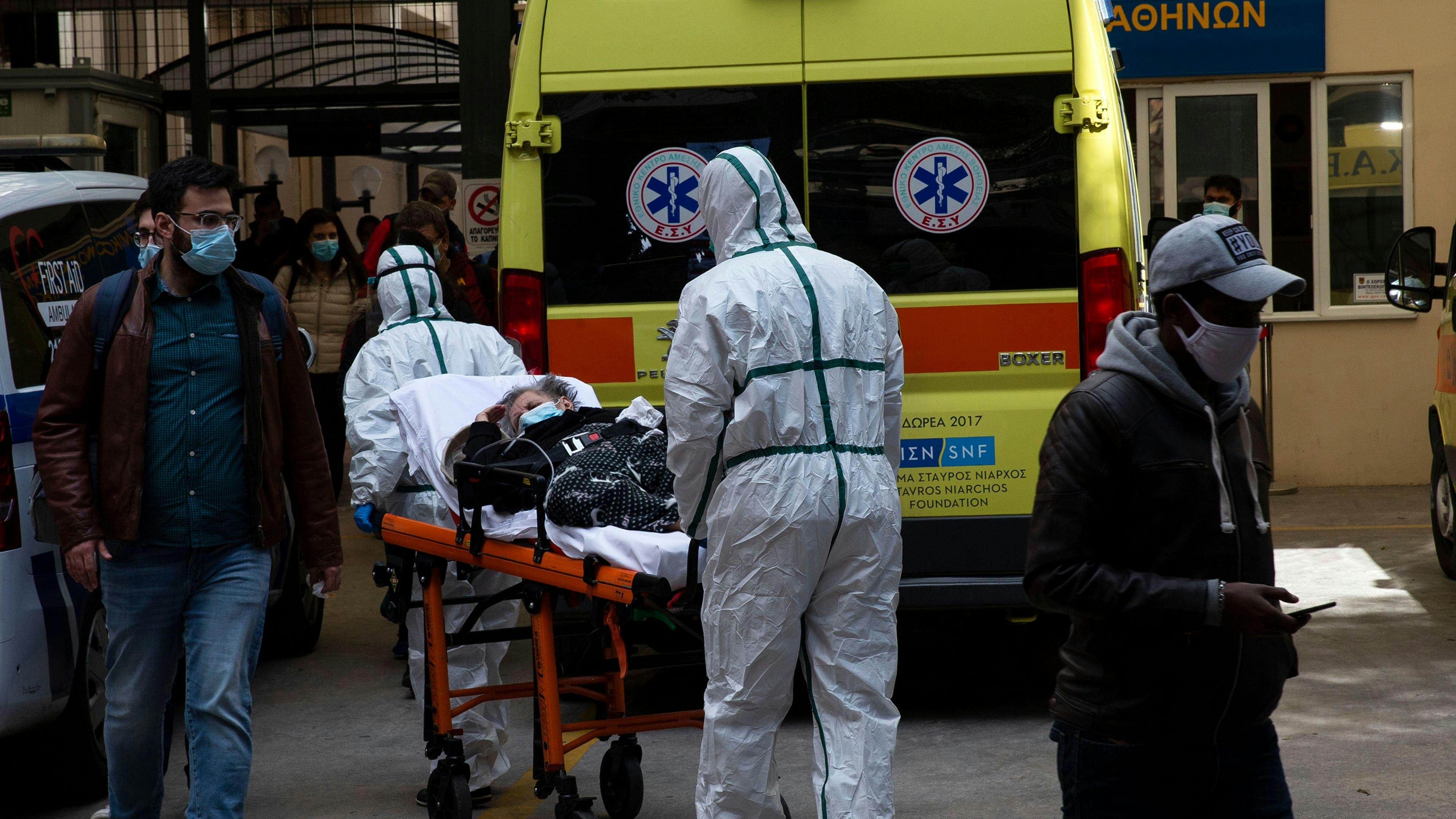 Download von www.picturedesk.com am 28.12.2021 (18:41).  (210313) -- ATHENS, March 13, 2021 (Xinhua) -- Health workers transfer a patient to a hospital in Athens, Greece, March 11, 2021. TO GO WITH "Roundup: Greek healthcare system reaching its limits in fighting COVID-19, officials and doctors warn" (Xinhua/Marios Lolos).Xinhua News Agency / eyevine :...http://. - 20210311_PD14637 - Rechteinfo: Rights Managed (RM)