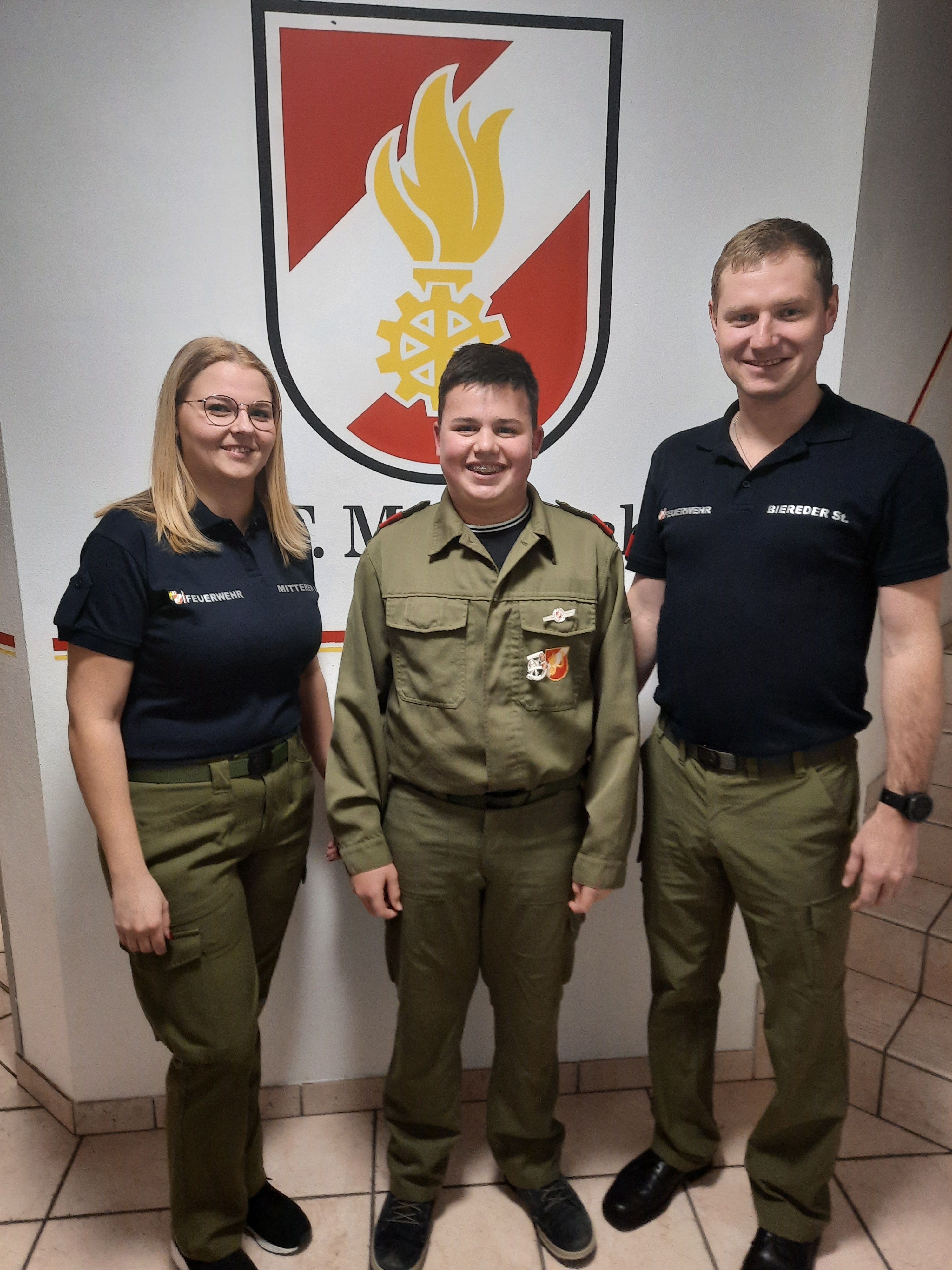 Luca rettet dem Bauern das Leben, Jugendbetreuerin Daniela Mitterer und Feuerwehrkommandant Stefan Biereder  sind zu Recht stolz.