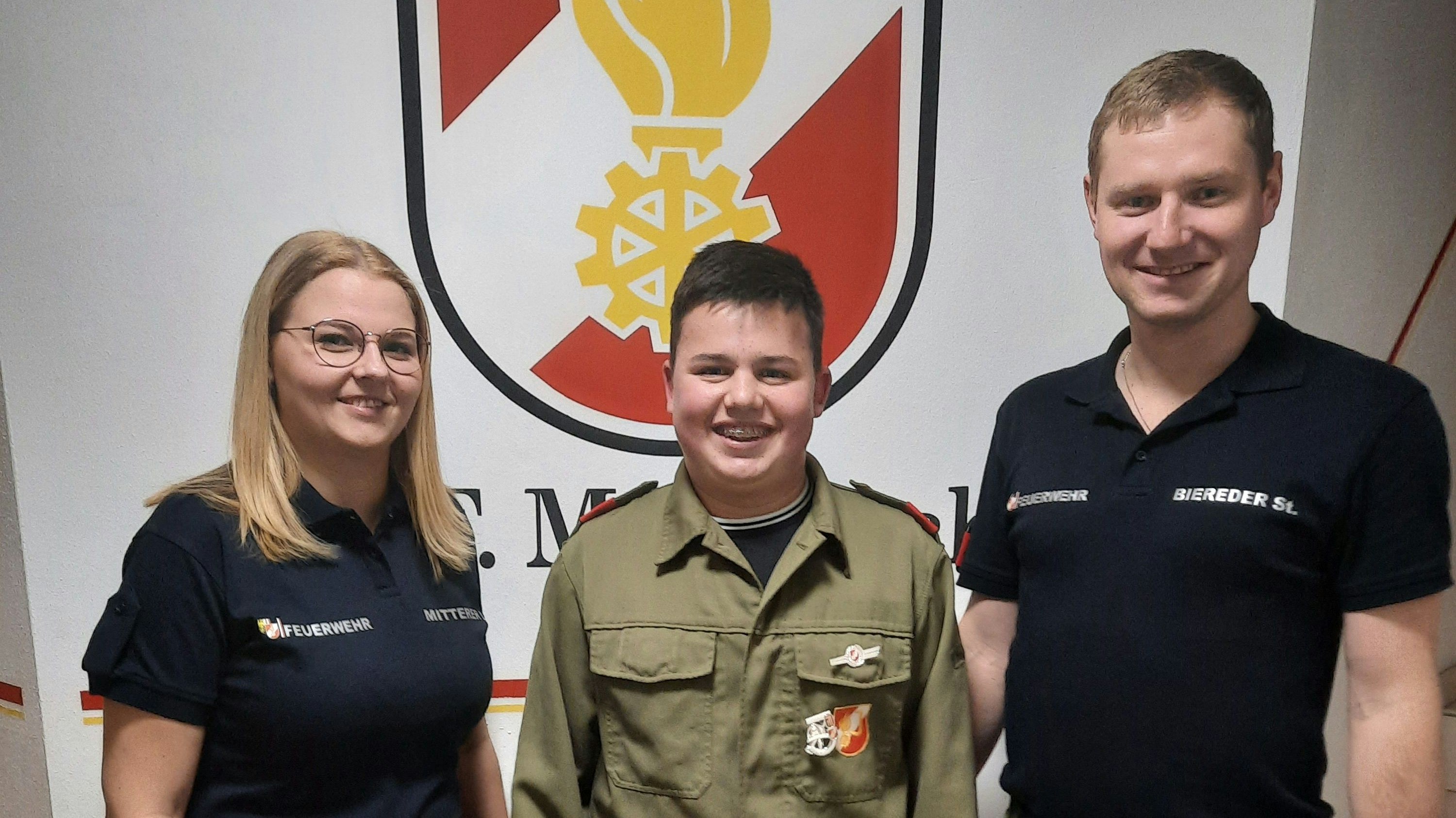 Luce retten dem Bauern das Leben, Jugendbetreuerin Daniela Mitterer und Feuerwehrkommandant Stefan Biereder  sind zu Recht stolz.
