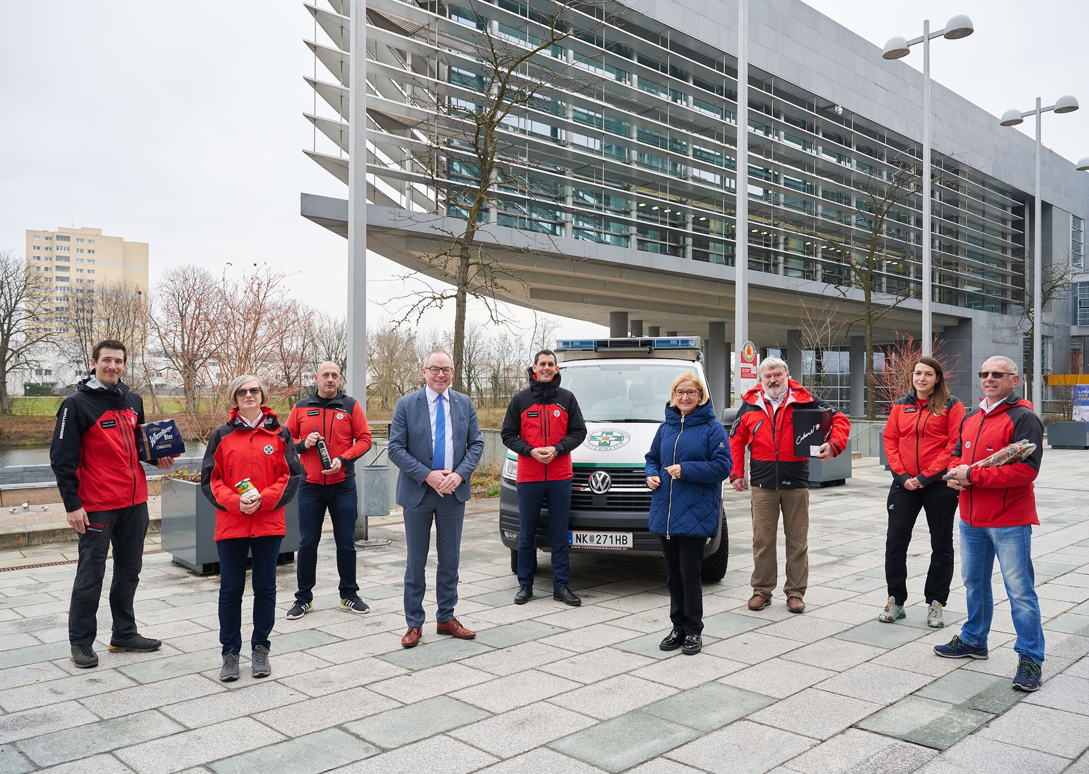 Landeshauptfrau Johanna Mikl-Leitner und LH-Stellvertreter Stephan Pernkopf bedanken sich bei der Bergrettung NÖ/W.