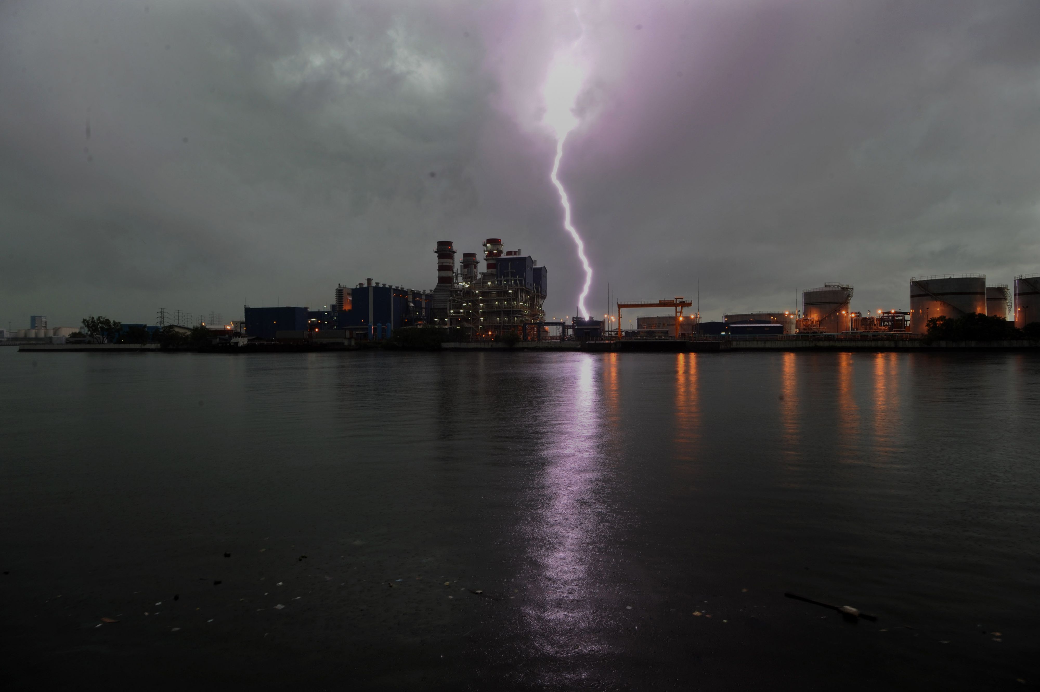 Bei einem Gewitter in Jakarta wurde ein 35-Jähriger vom Blitz getroffen. Wie durch ein Wunder überlebte er den Vorfall. (Symbolbild)