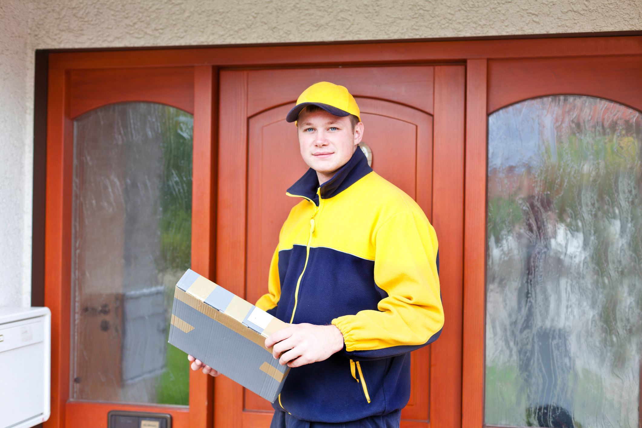 Der Mann vom Packerldienst fiel plötzlich über die Frau her. (Symbolbild)