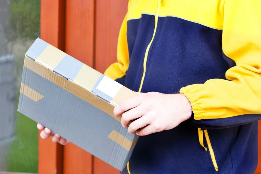 Der Mann vom Packerldienst fiel plötzlich über die Frau her. (Symbolbild)