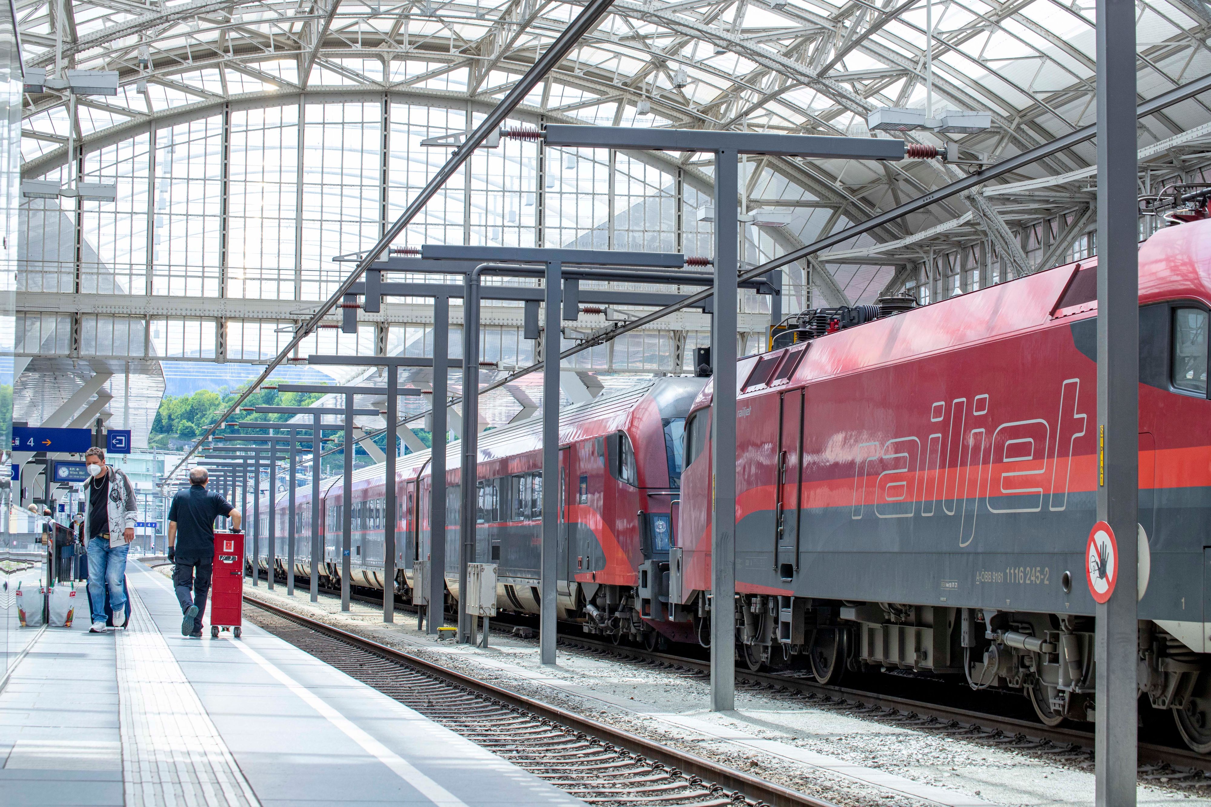 Download von www.picturedesk.com am 28.12.2021 (16:54).  Hauptbahnhof Salzburg. Bild: Bahnsteig 4 mit ÖBB Railjet. Salzburg, Österreich. 21.05.2021 // Train main station Salzburg. Picture: Platform 4 and a railjet train. Salzburg, Austria. May 21th, 2021 - 20210521_PD10118 - Rechteinfo: Rights Managed (RM)