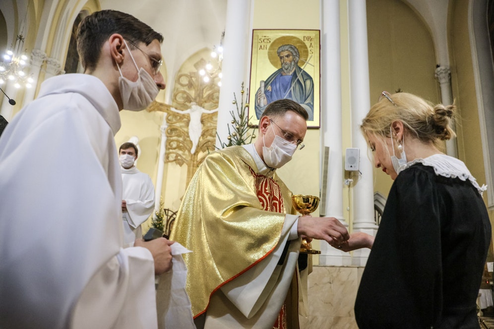 Symbolbild: Priester haben es in der Corona-Krise nicht leicht, auch sie werden oft aufgefordert Farbe zu bekennen, wenn es um das Thema impfen geht.&nbsp;