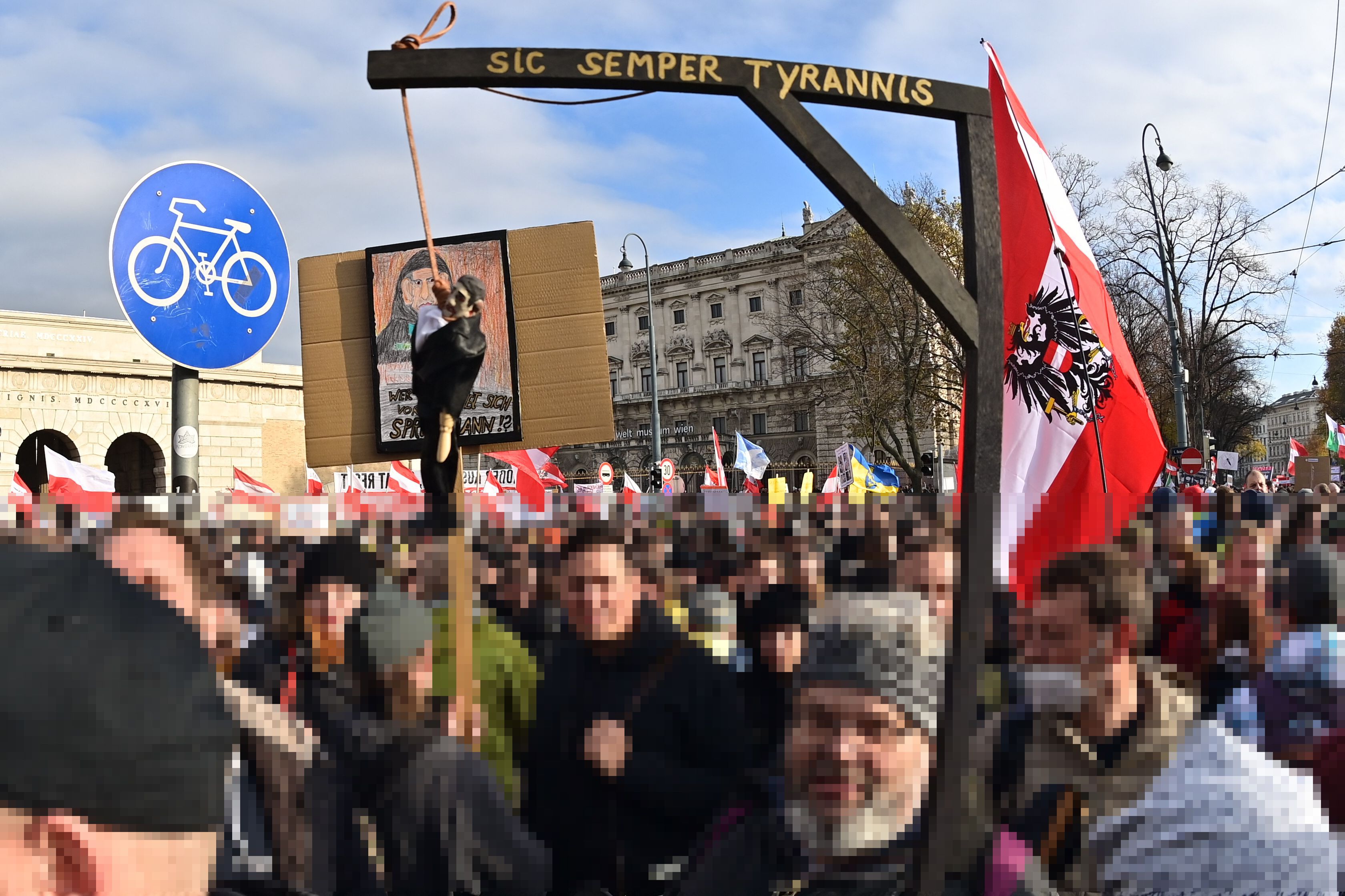 Unfassbare Demo-Szenen: Teilnehmer gehen mit Strick und Galgen auf die Straße.