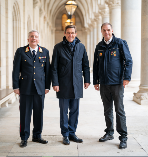 Branddirektor Gerald Hillinger, Stadtrat Peter Hanke (SPÖ) und