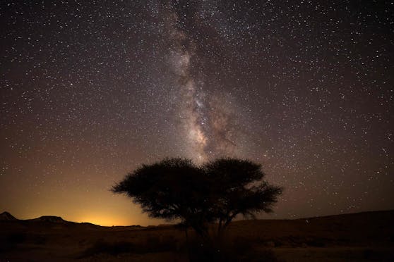Die Milchstraße hier am 12. August 2021&nbsp;am Nachthimmel über der Negev-Wüste in der Nähe der israelischen Stadt Mitzpe Ramon.