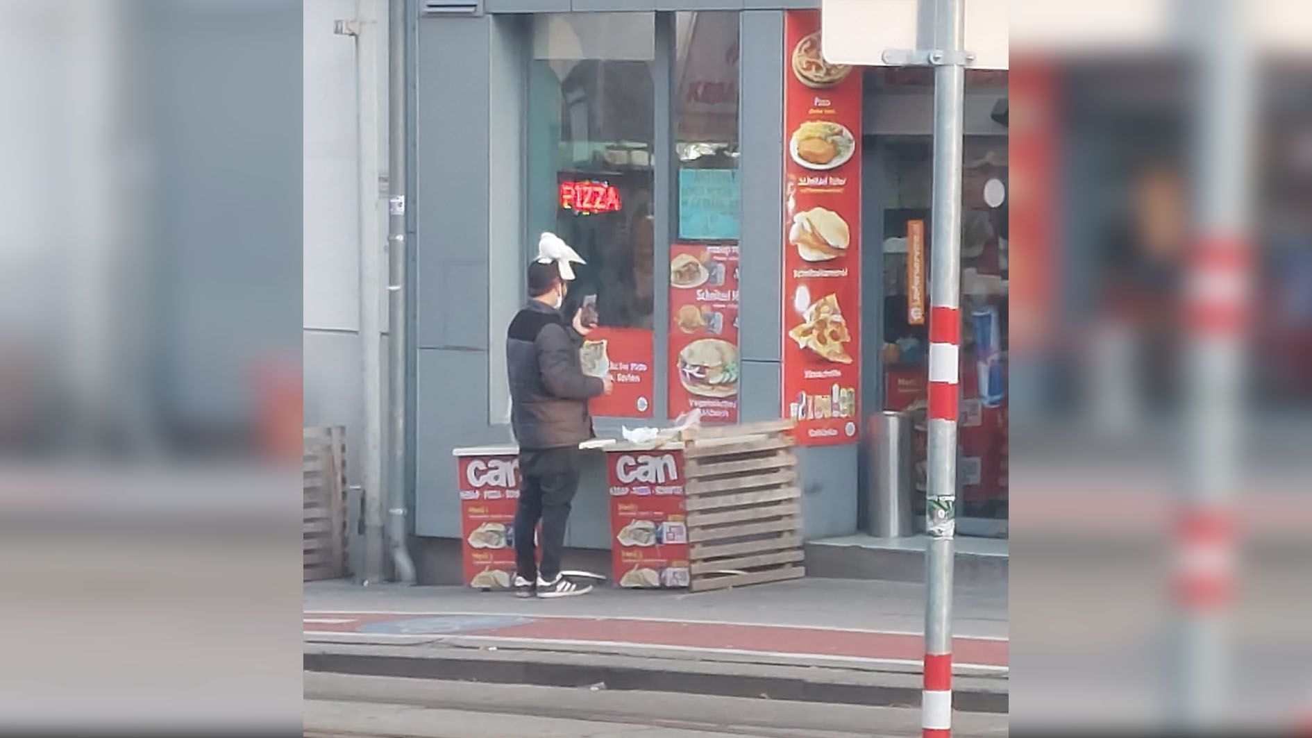 Währenddessen videotelefonierte er mit jemanden 