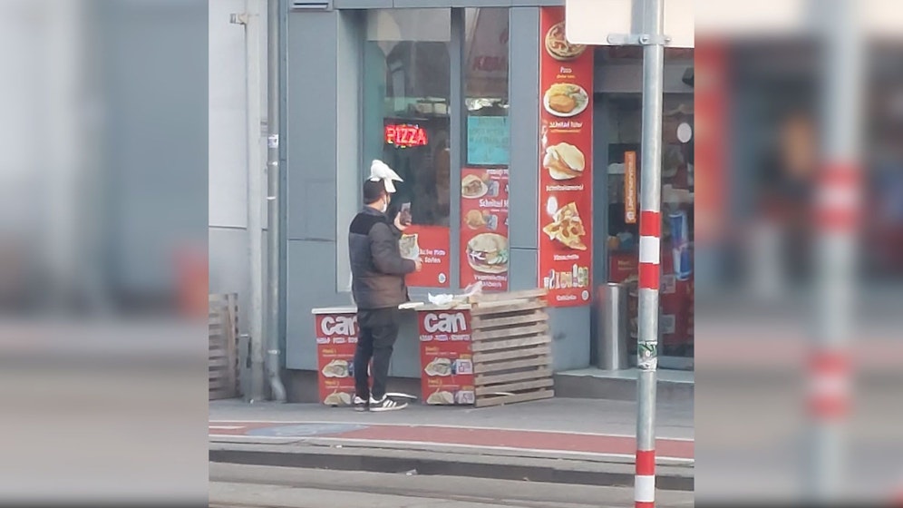 Währenddessen videotelefonierte er mit jemanden 