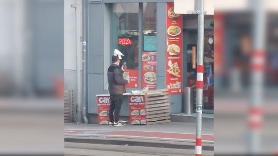 Währenddessen videotelefonierte er mit jemanden