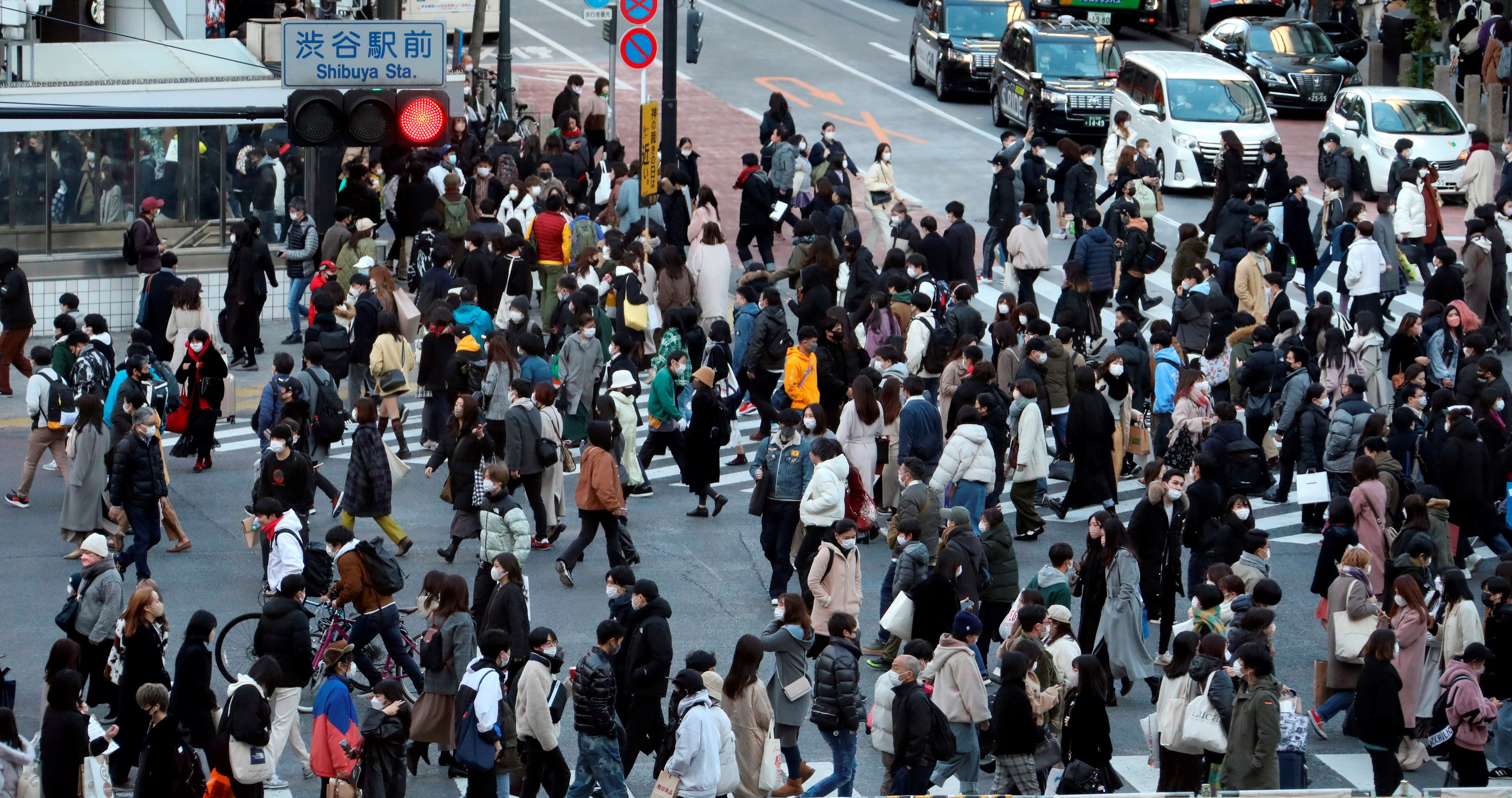 Download von www.picturedesk.com am 28.12.2021 (12:31).  People wearing face masks are seen at the Shibuya scramble crossing in Shibuya Ward, Tokyo on December 26, 2021, amid continuing worries over COVID-19 omicron variant. ( The Yomiuri Shimbun via AP Images ) - 20211228_PD0994 - Rechteinfo: Rights Managed (RM)