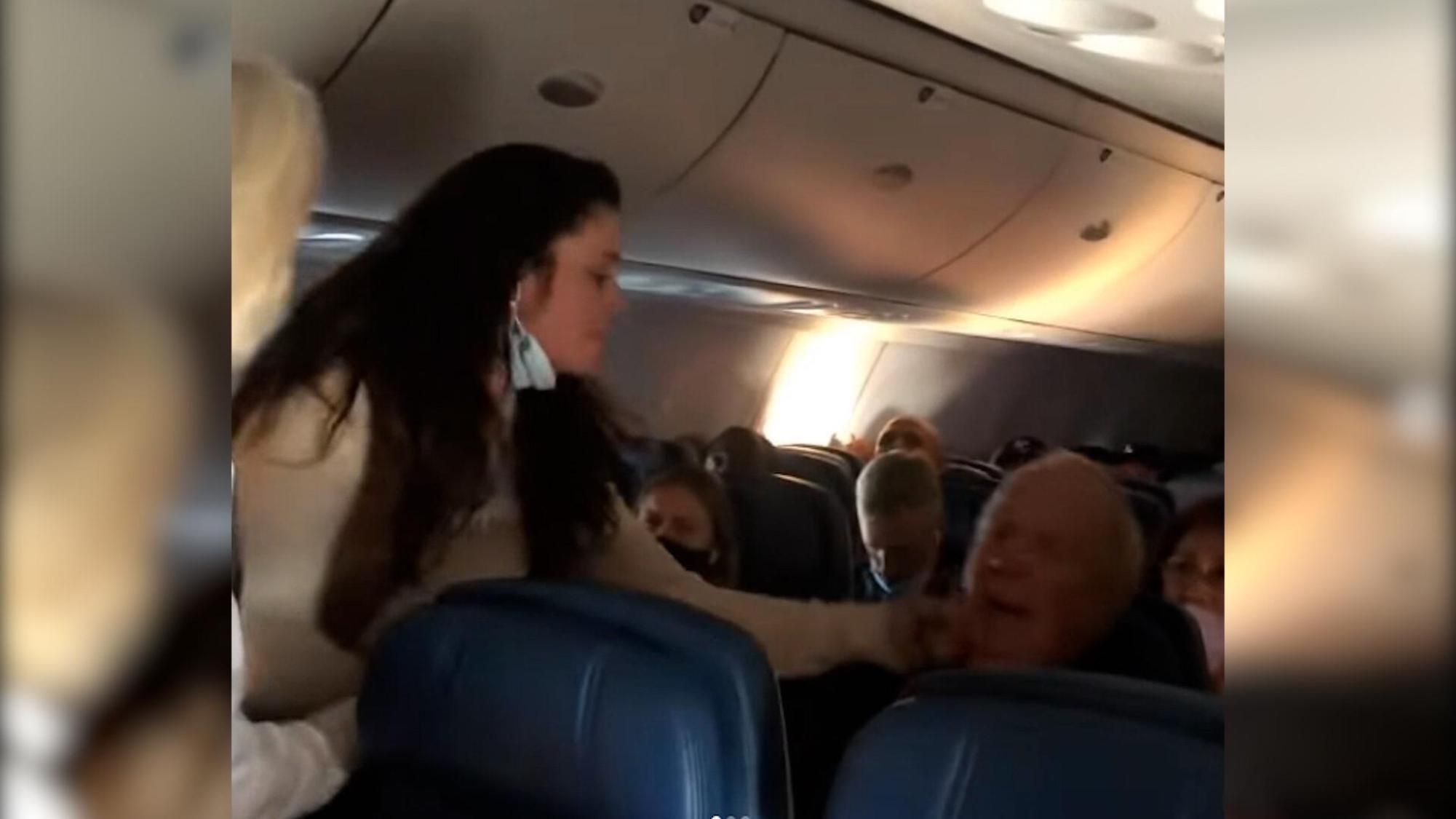 Auf einem Flug von Tampa nach Atlanta bricht ein Streit aus zwischen einer Frau und einem älteren Mann.