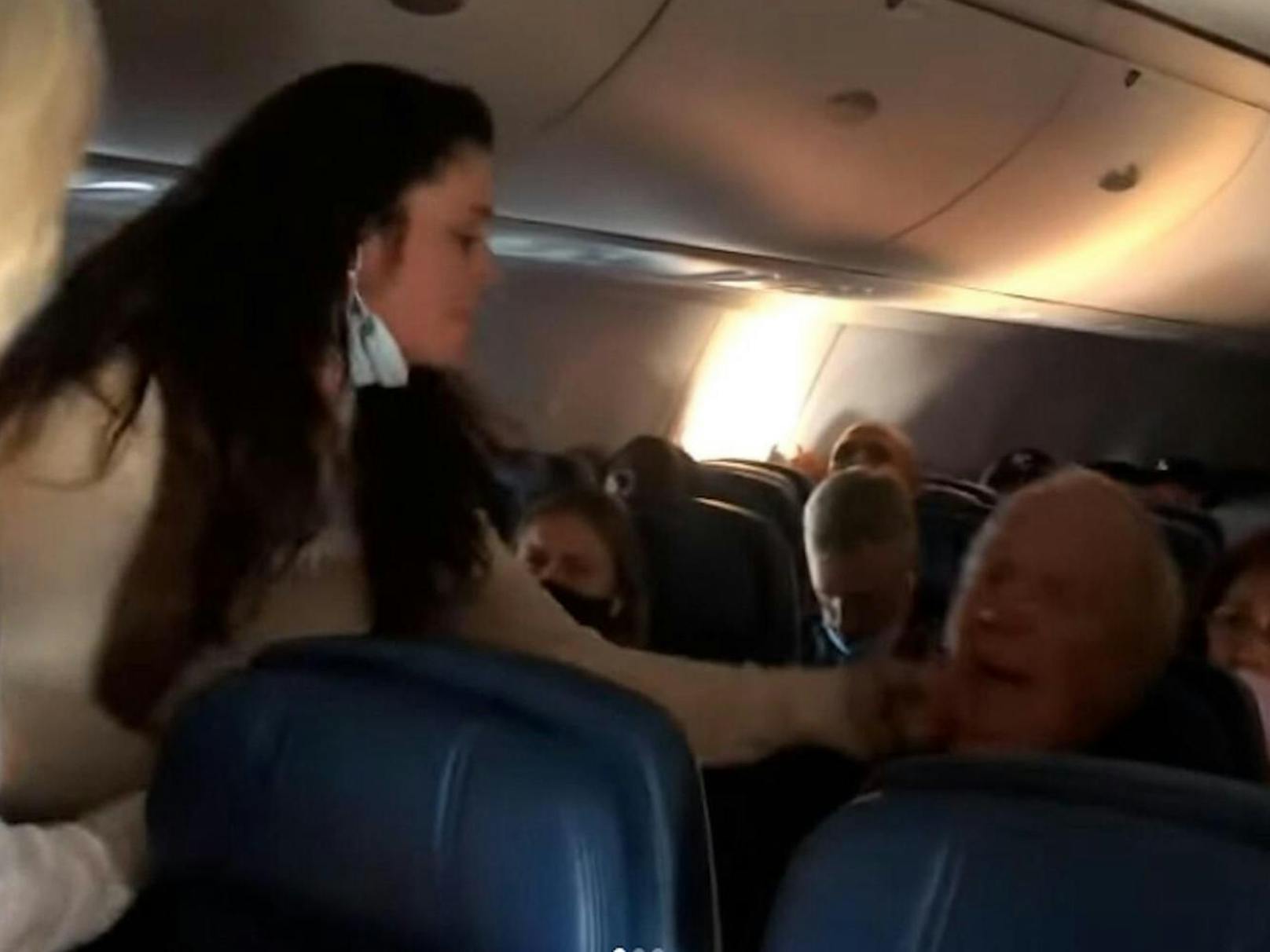 Auf einem Flug von Tampa nach Atlanta bricht ein Streit aus zwischen einer Frau und einem älteren Mann.