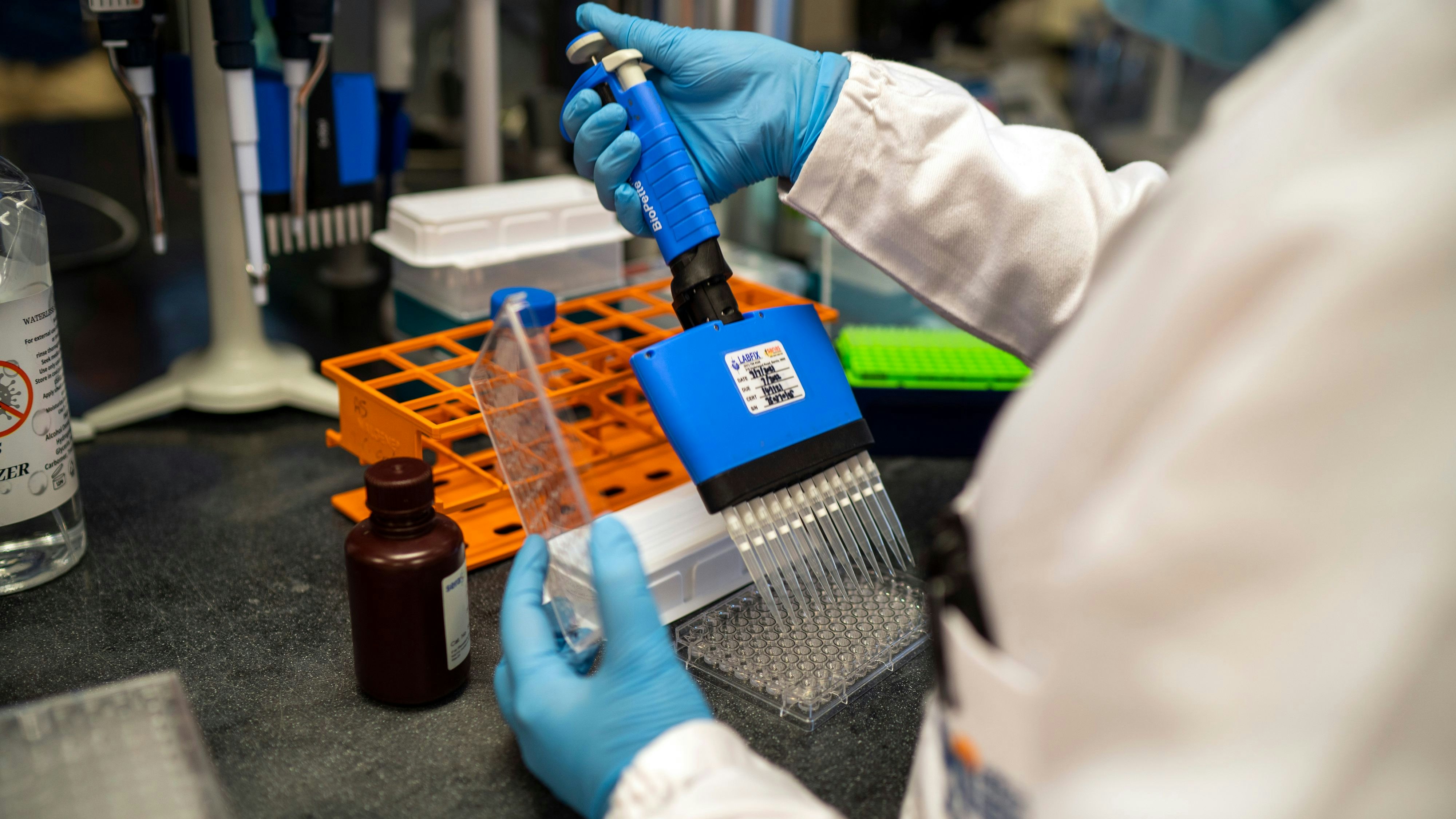 Download von www.picturedesk.com am 22.12.2021 (15:52).  Scientists at the Africa Health Research Institute in Durban, South Africa, work on the omicron variant of the COVID-19 virus Wednesday Dec. 15, 2021. An analysis of data from South Africa, where the new variant is driving a surge in infections, suggests the Pfizer vaccine offers less defense against infection from omicron and reduced, but still good, protection from hospitalization. (AP Photo/Jerome Delay) - 20211215_PD4082 - Rechteinfo: Rights Managed (RM)