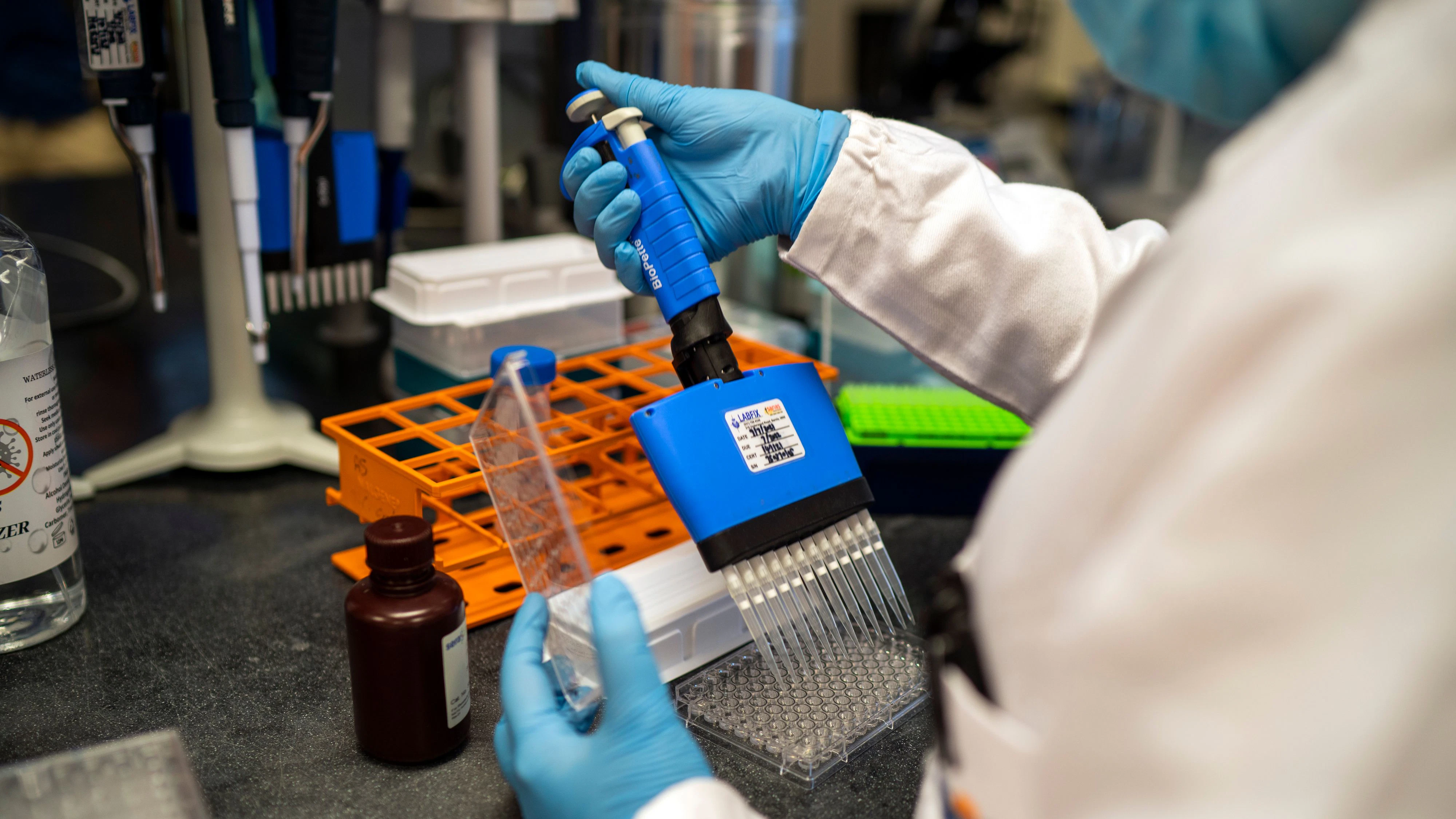 Download von www.picturedesk.com am 22.12.2021 (15:52).  Scientists at the Africa Health Research Institute in Durban, South Africa, work on the omicron variant of the COVID-19 virus Wednesday Dec. 15, 2021. An analysis of data from South Africa, where the new variant is driving a surge in infections, suggests the Pfizer vaccine offers less defense against infection from omicron and reduced, but still good, protection from hospitalization. (AP Photo/Jerome Delay) - 20211215_PD4082 - Rechteinfo: Rights Managed (RM)