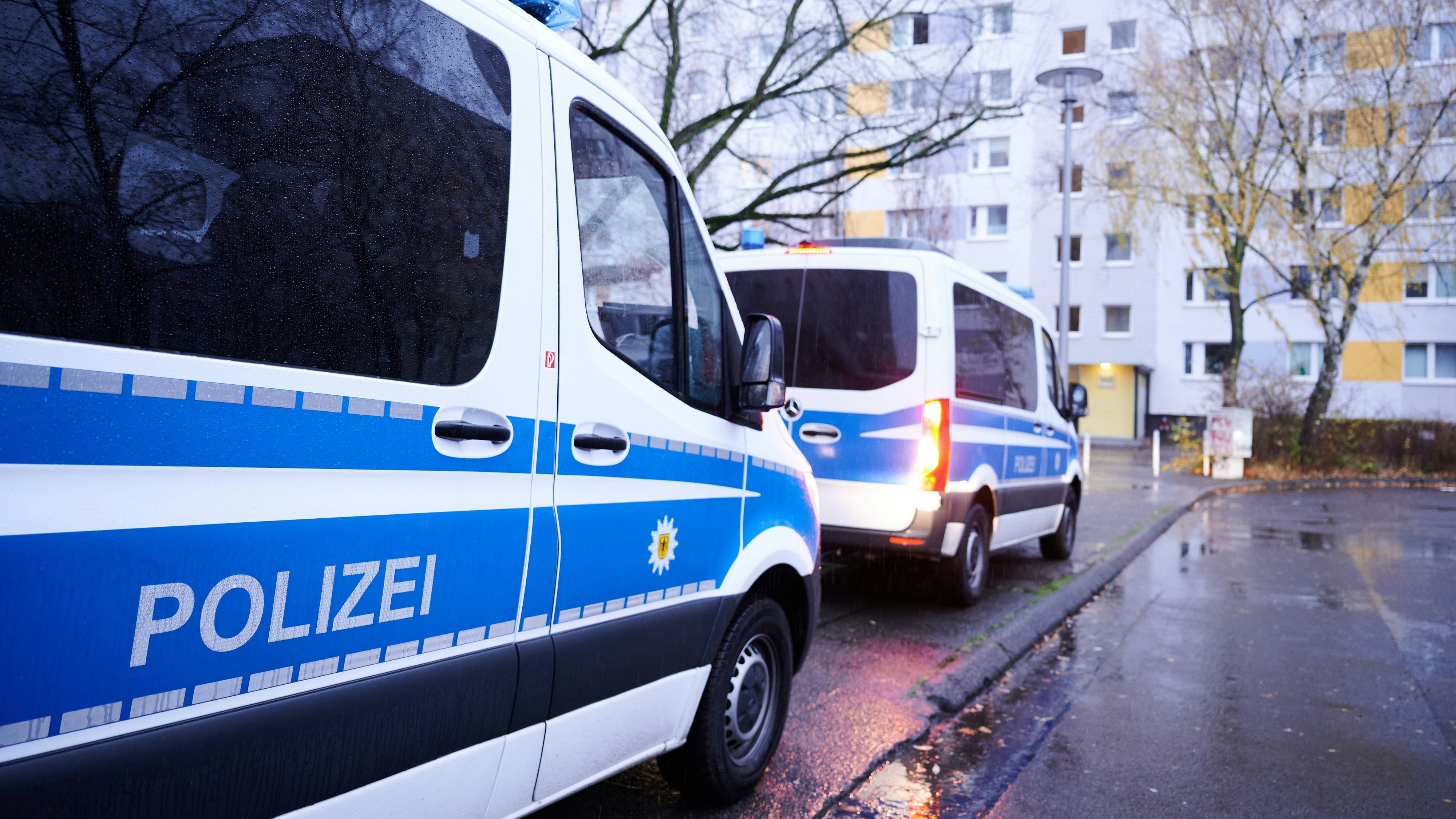 Download von www.picturedesk.com am 28.12.2021 (15:16).  01 December 2021, Berlin: Federal police vehicles are parked in front of a residential building in Landsberger Allee. Federal police have been searching 41 properties in three federal states since early Wednesday morning in connection with suspected smuggling and the brokering of bogus paternities. The main focus of the raids is Berlin, with 38 properties, a police spokesman said this morning. Photo: Annette Riedl/dpa - 20211201_PD1236 - Rechteinfo: Rights Managed (RM)